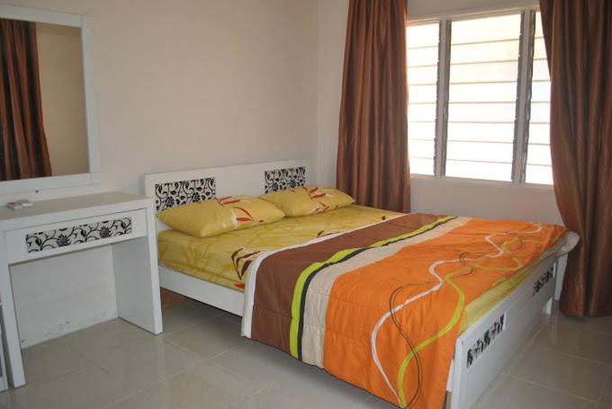Three-Bedroom House photo 3
