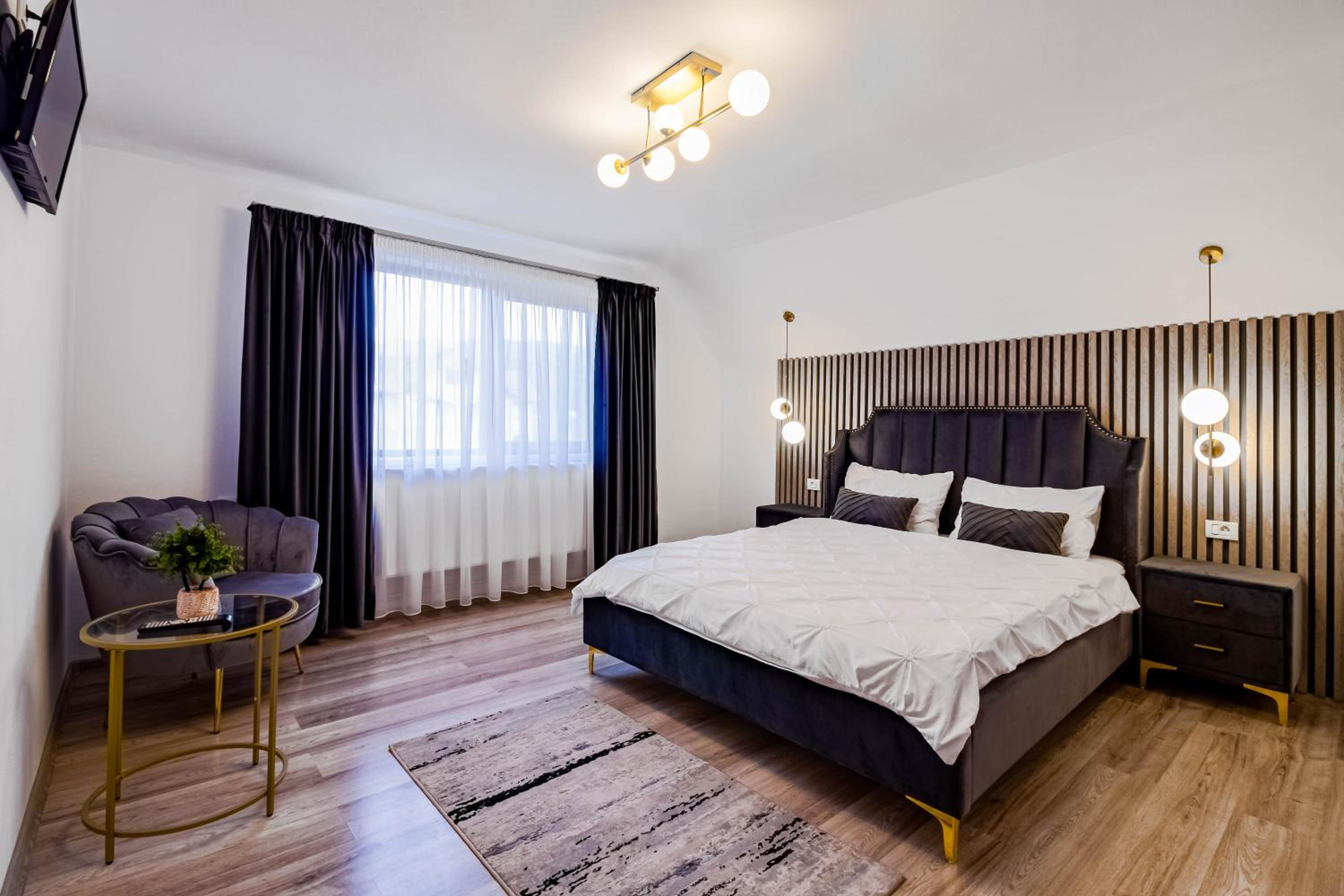 Queen Room photo 2
