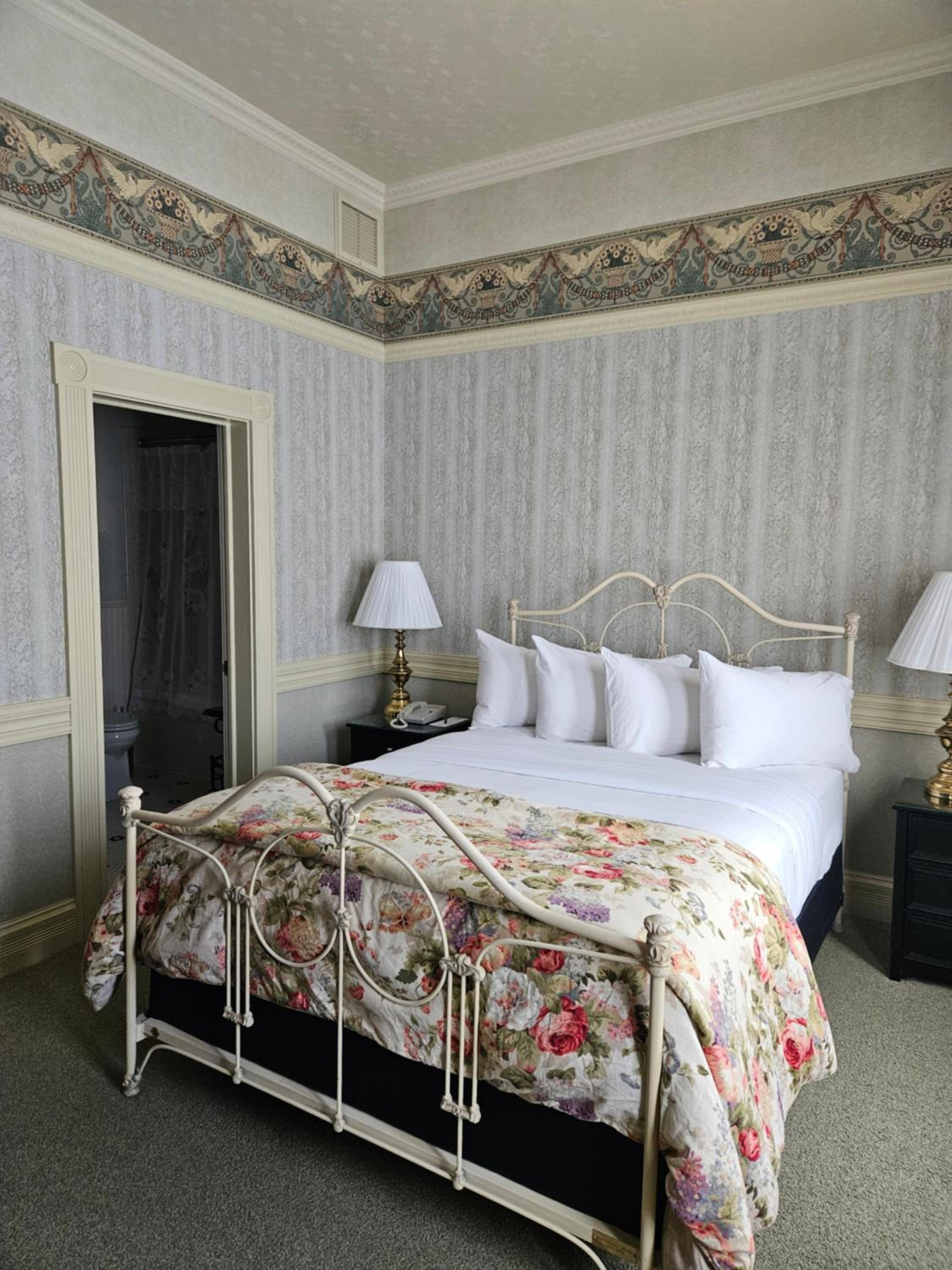 Standard Queen Room