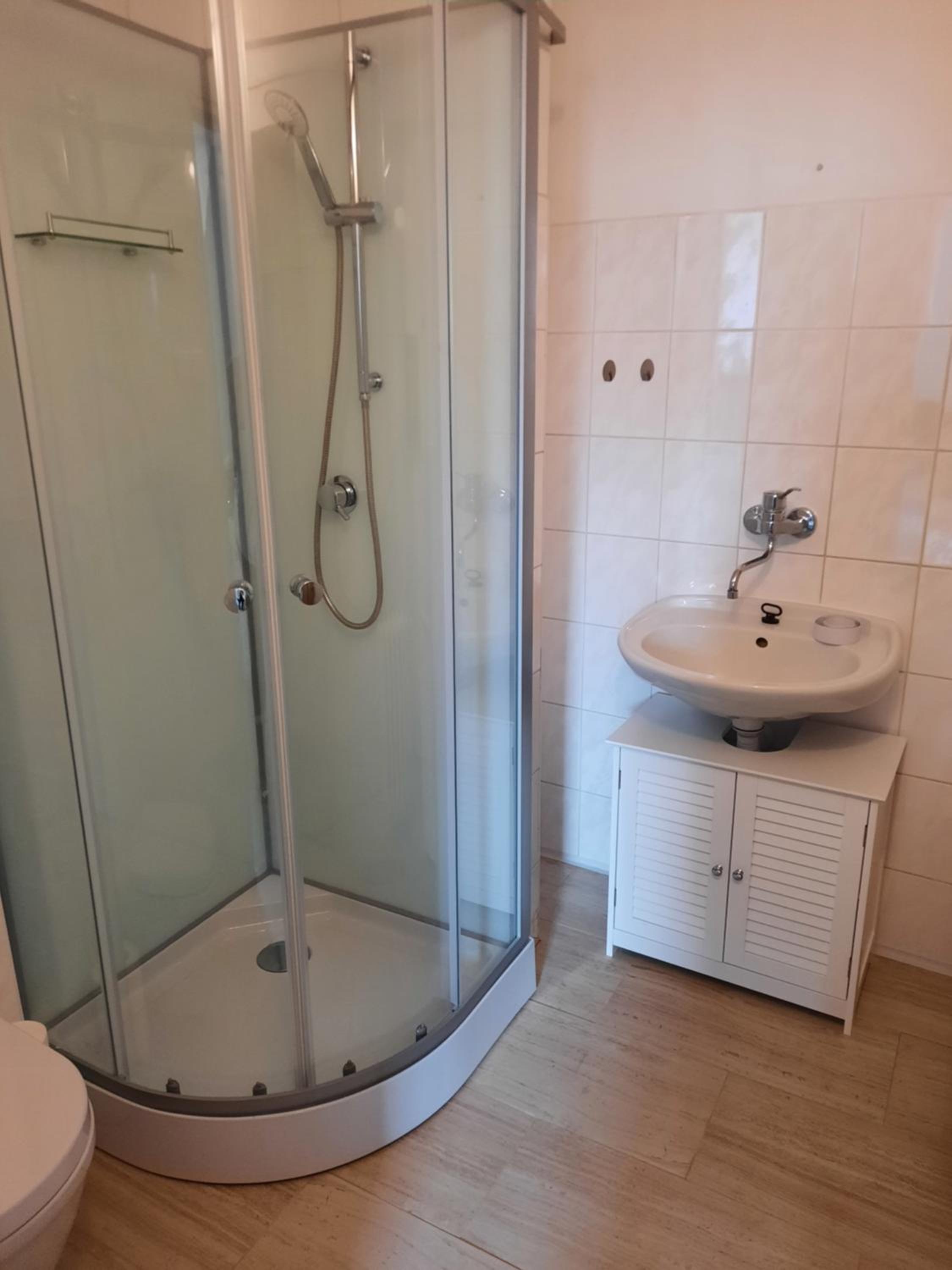 Twin Room with Shower - Photo 11