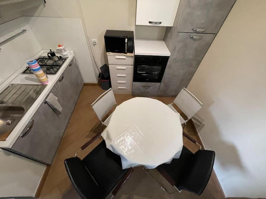 One-Bedroom Apartment photo 2