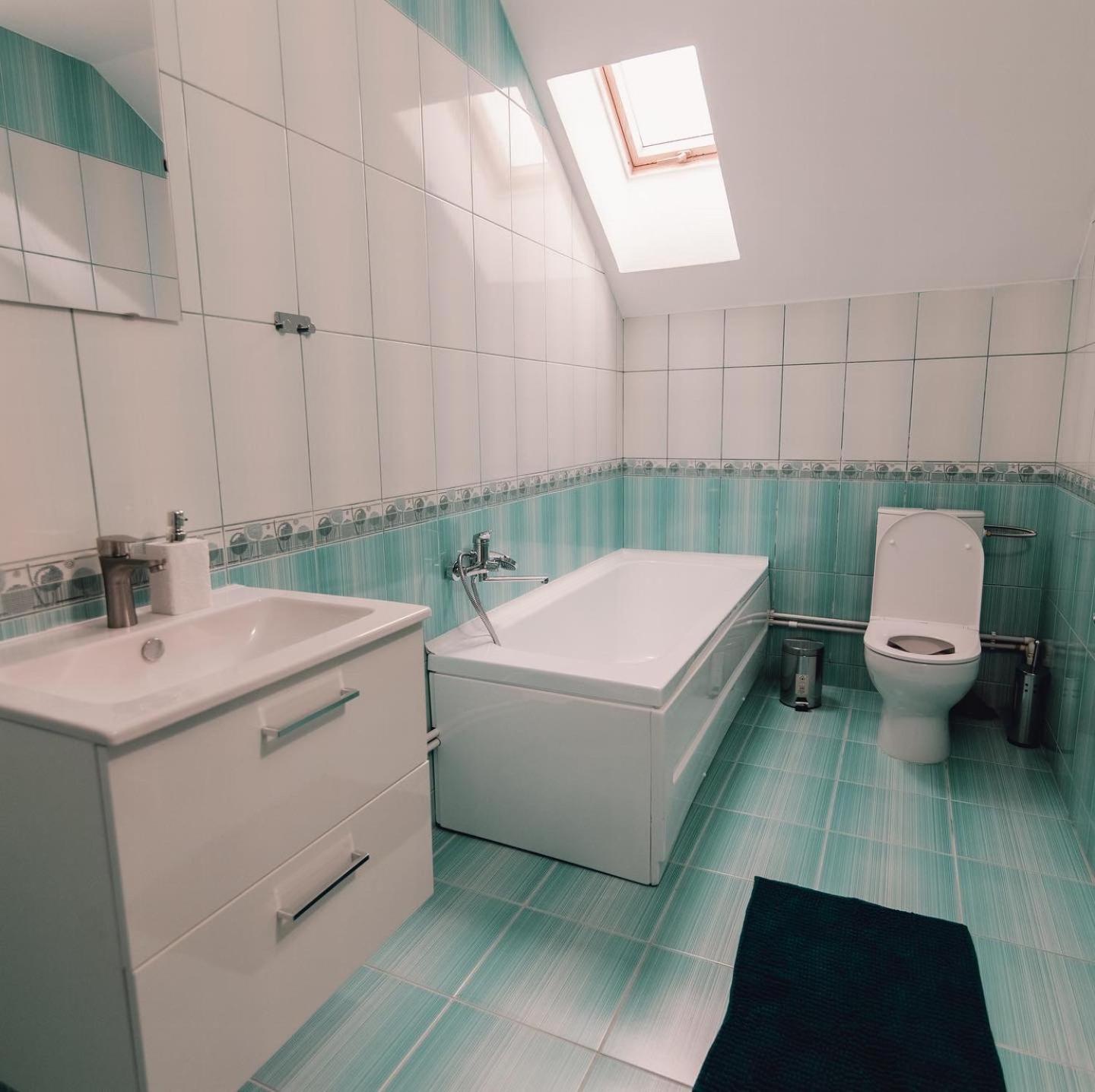 Six-Bedroom House - Photo 9