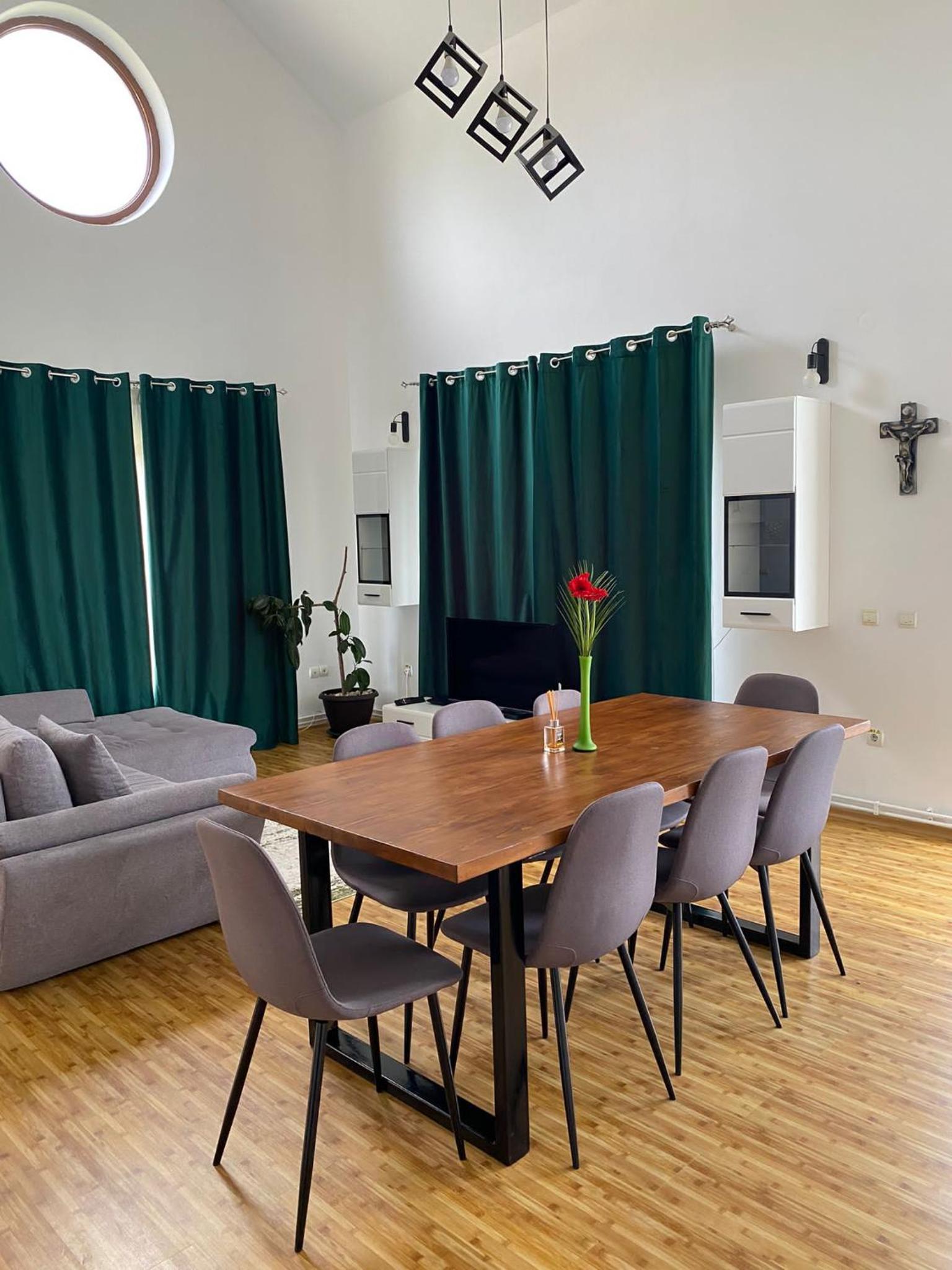 Six-Bedroom House - Photo 6