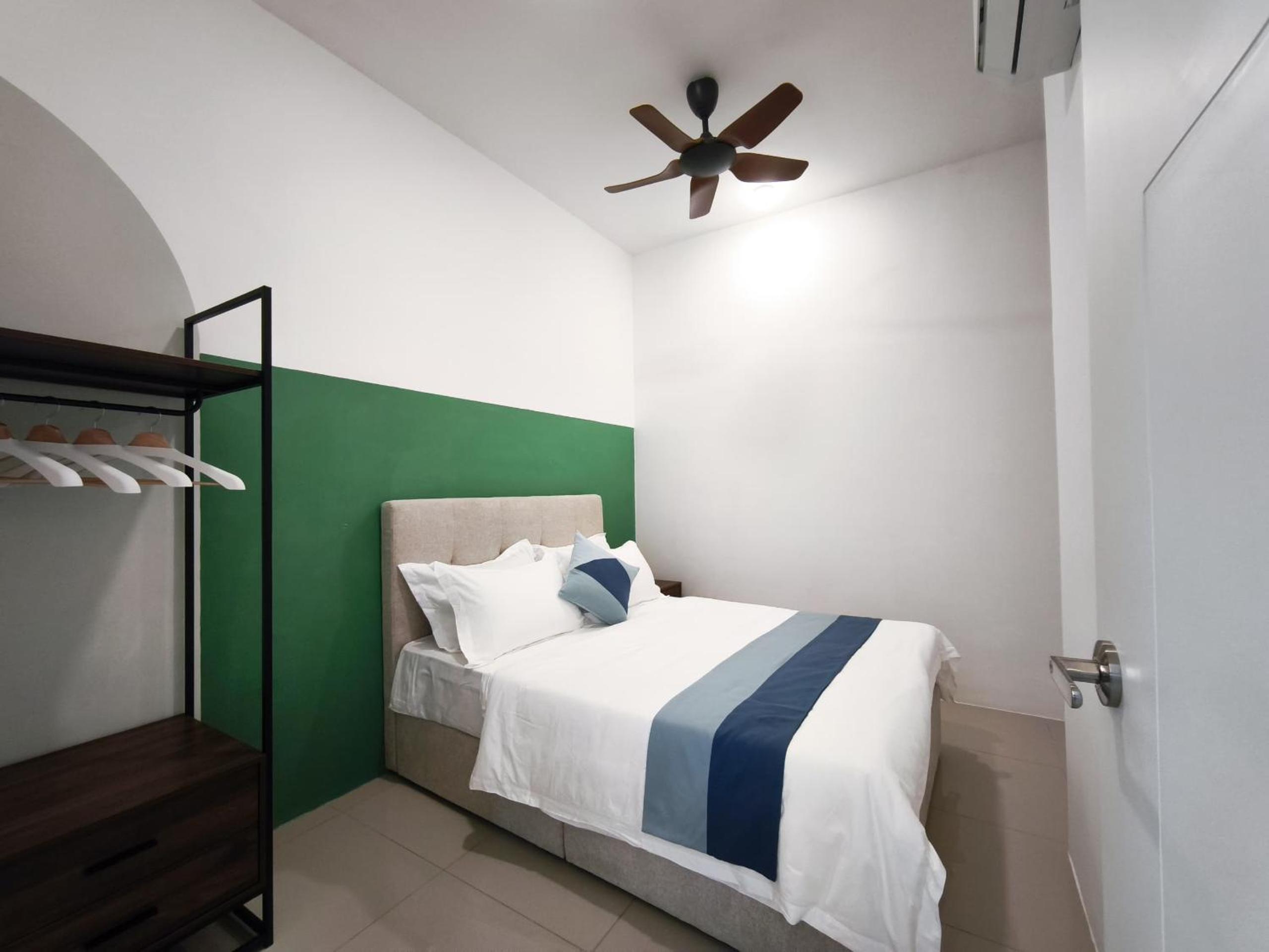 Executive Suite - Photo 8