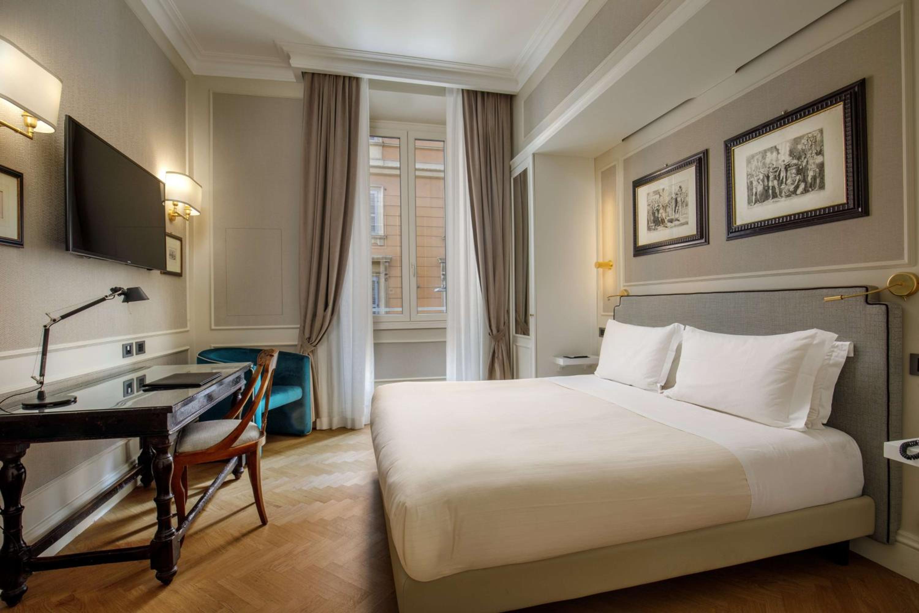 Family Room with One King Bed and One Queen Bed - Non-Smoking