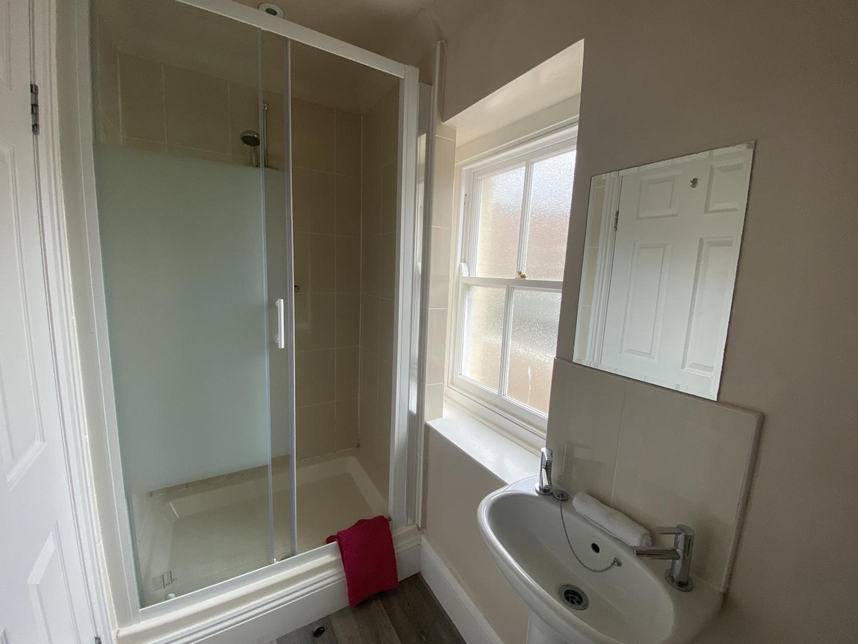 Apartment with Shower photo 3