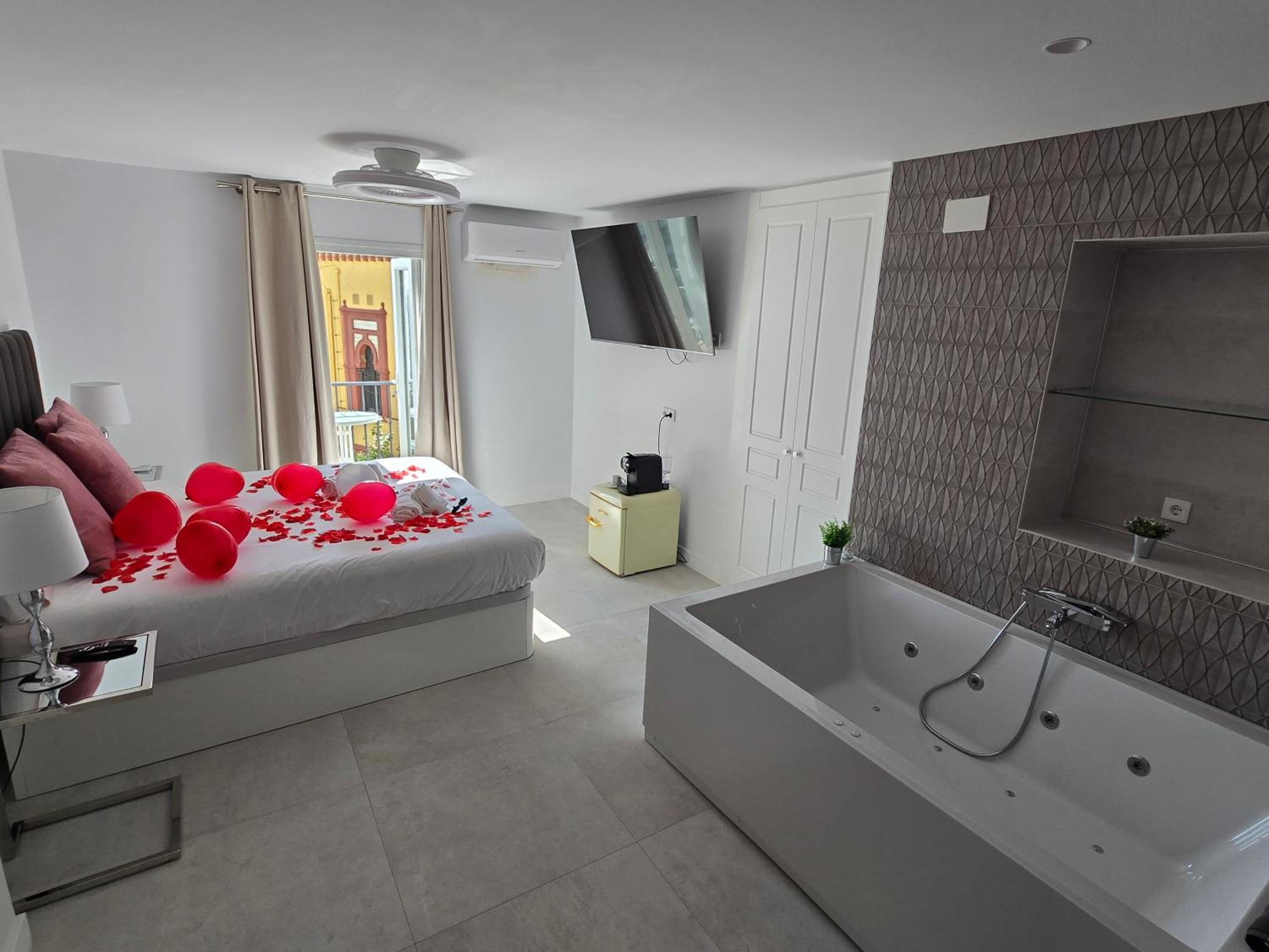 Habitación King con bañera de hidromasaje.