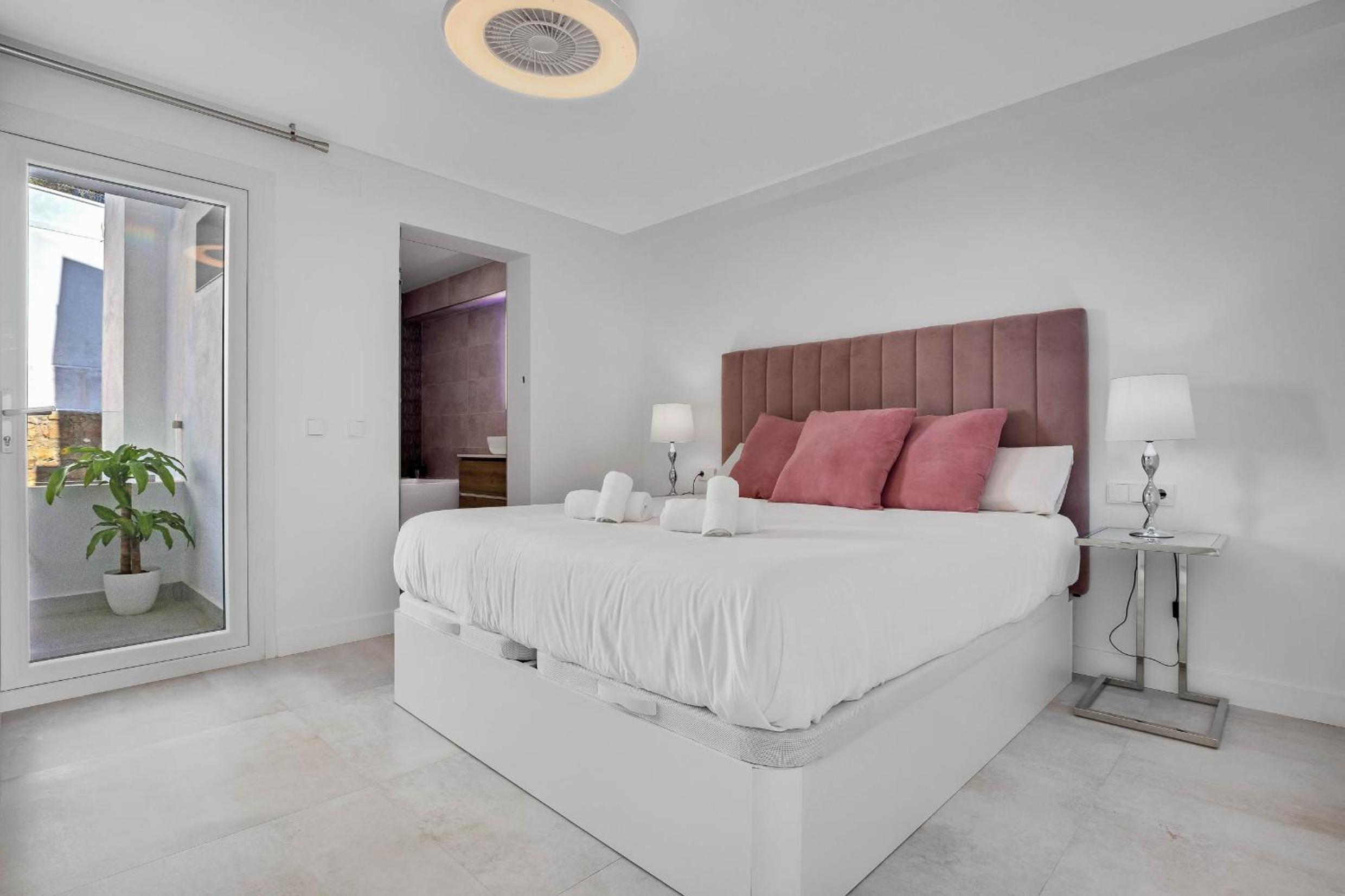 Habitación King con bañera de hidromasaje.