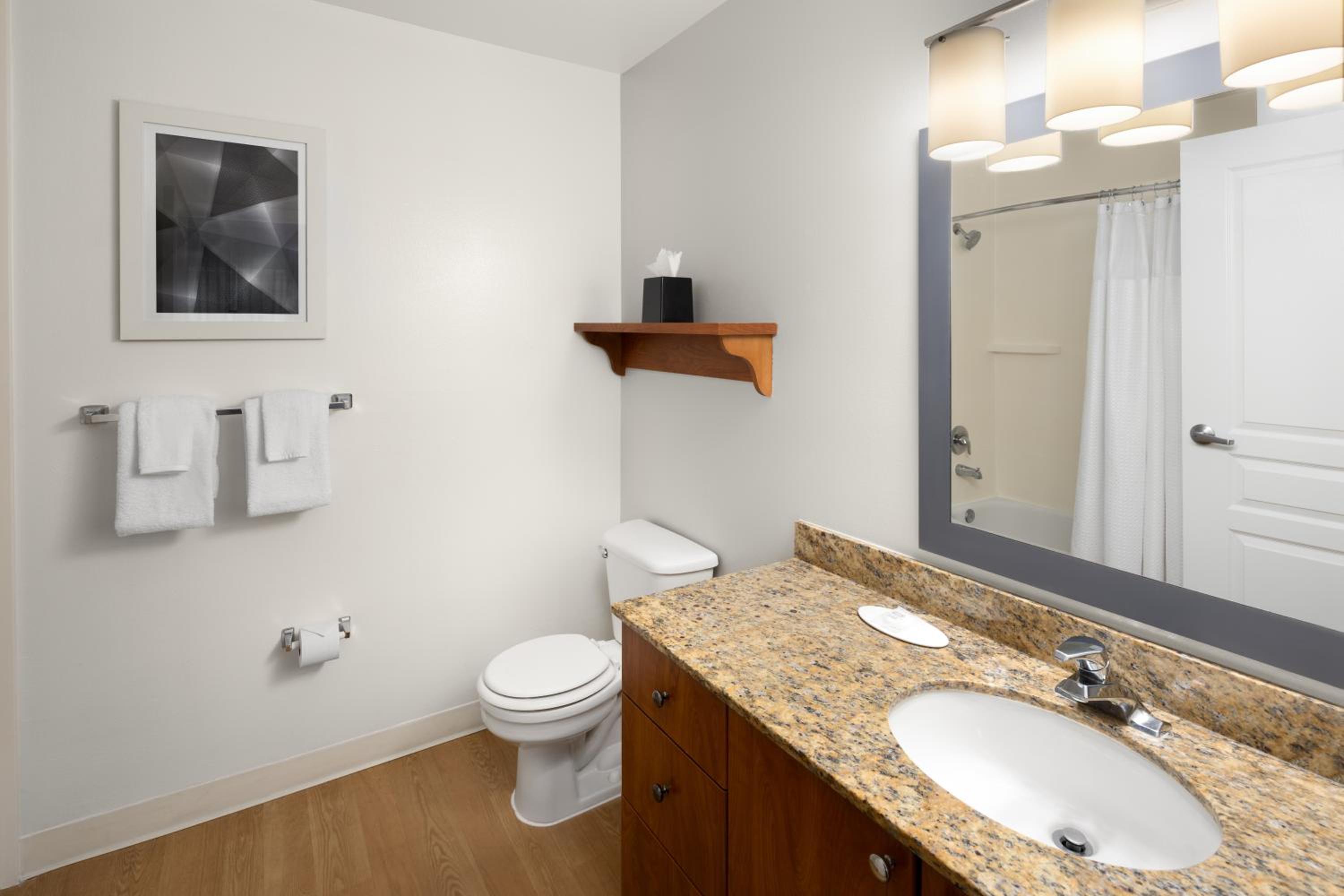 Deluxe Queen Suite with Sofa Bed - Photo 4
