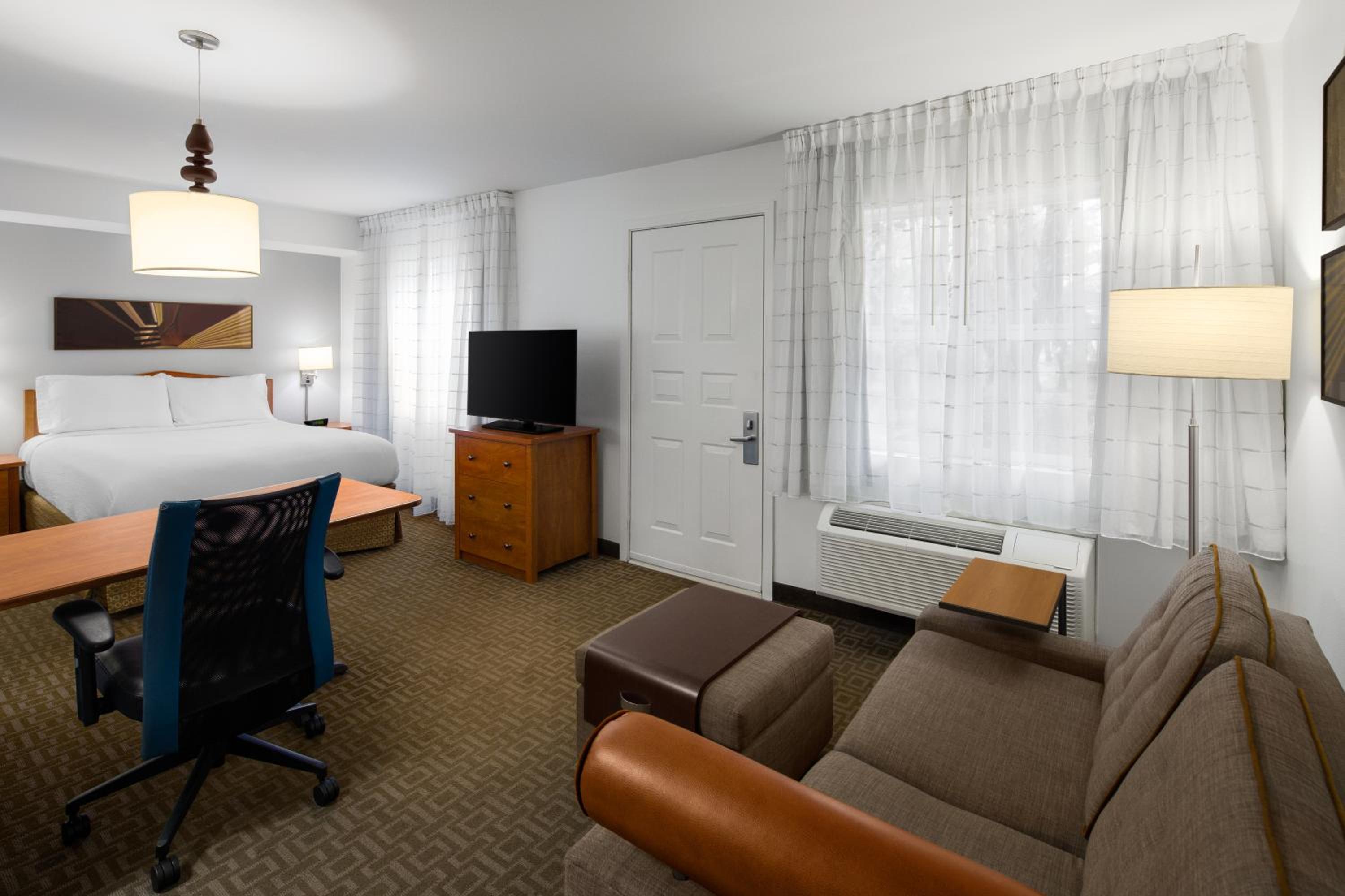 Deluxe Queen Suite with Sofa Bed - Photo 5