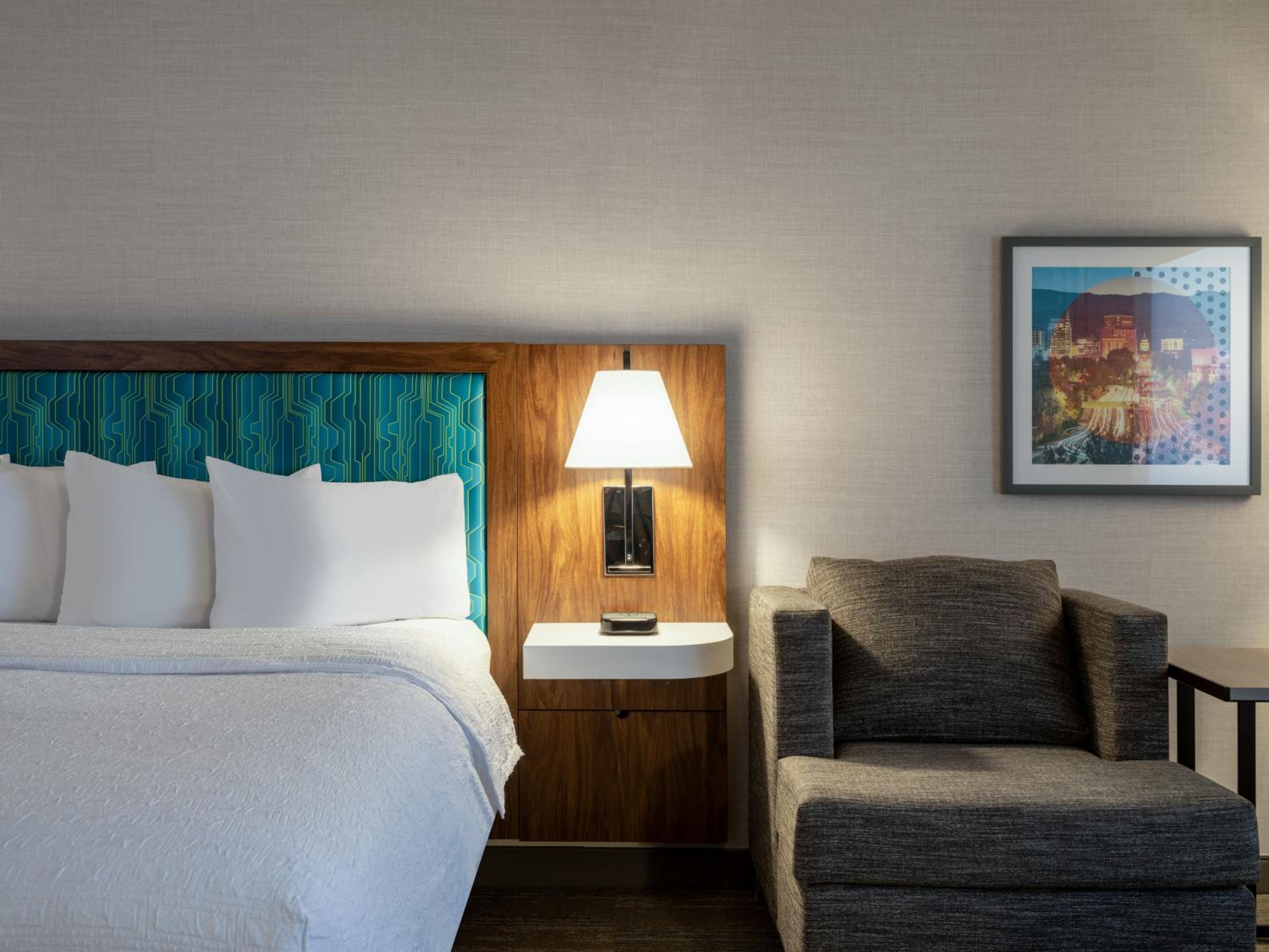 King Room with King Bed - Non-Smoking - Photo 2