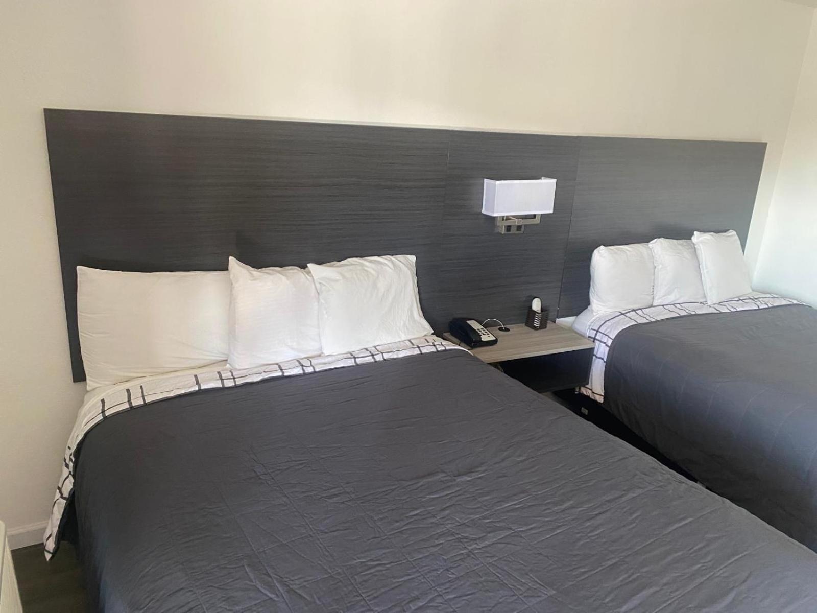 Queen Room with Two Queen Beds - Non-Smoking - Photo 8