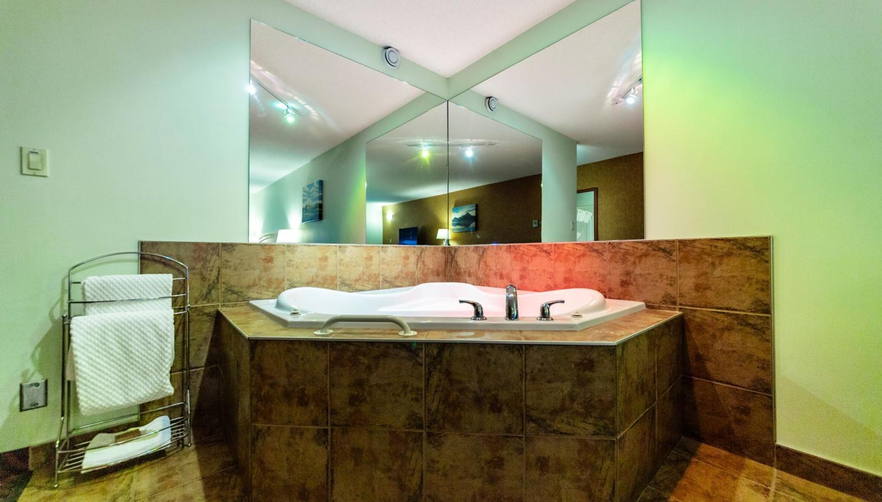 King Suite with Spa Bath - Non-Smoking - Photo 2