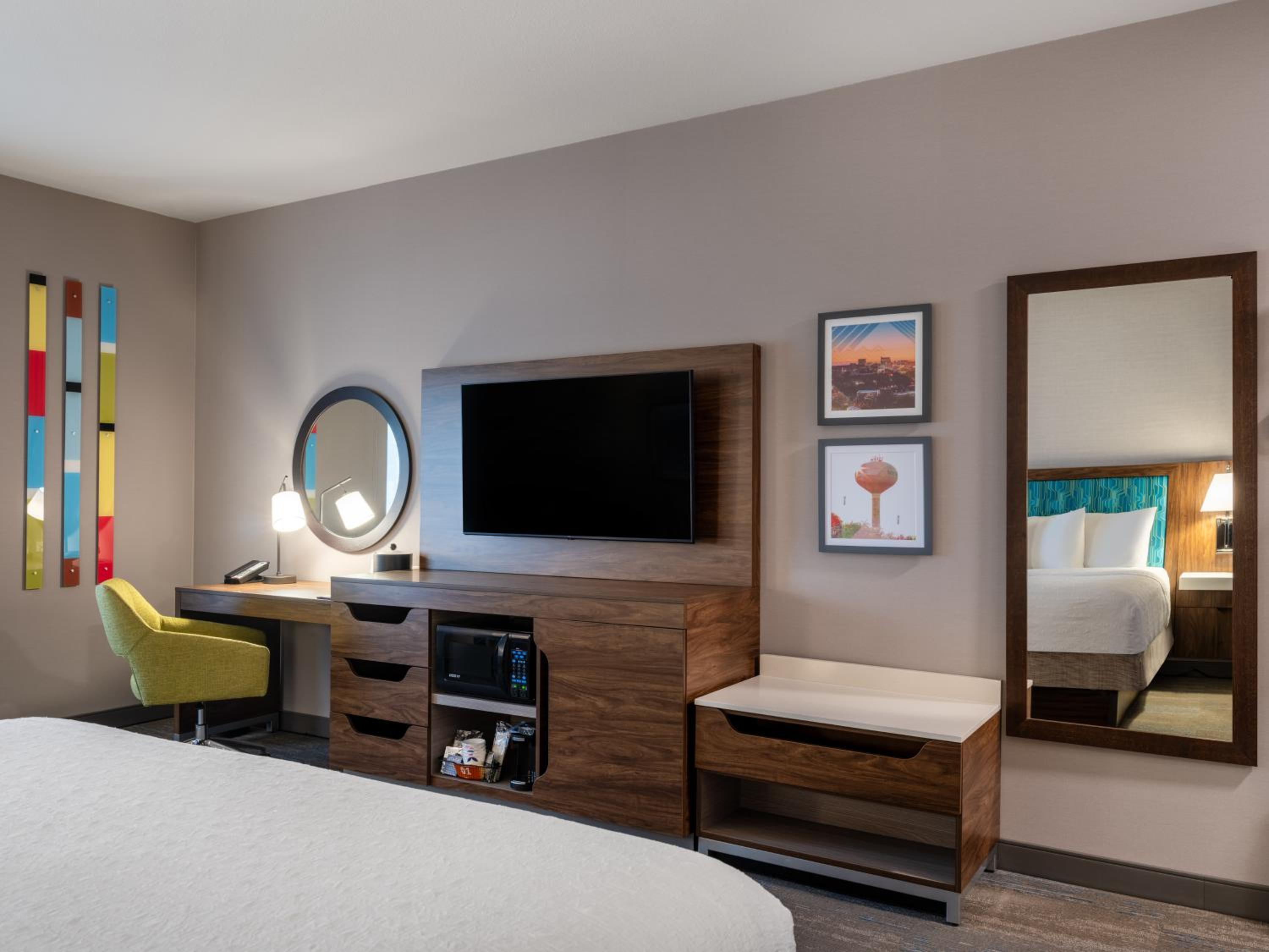 King Room with King Bed - Non-Smoking - Photo 3