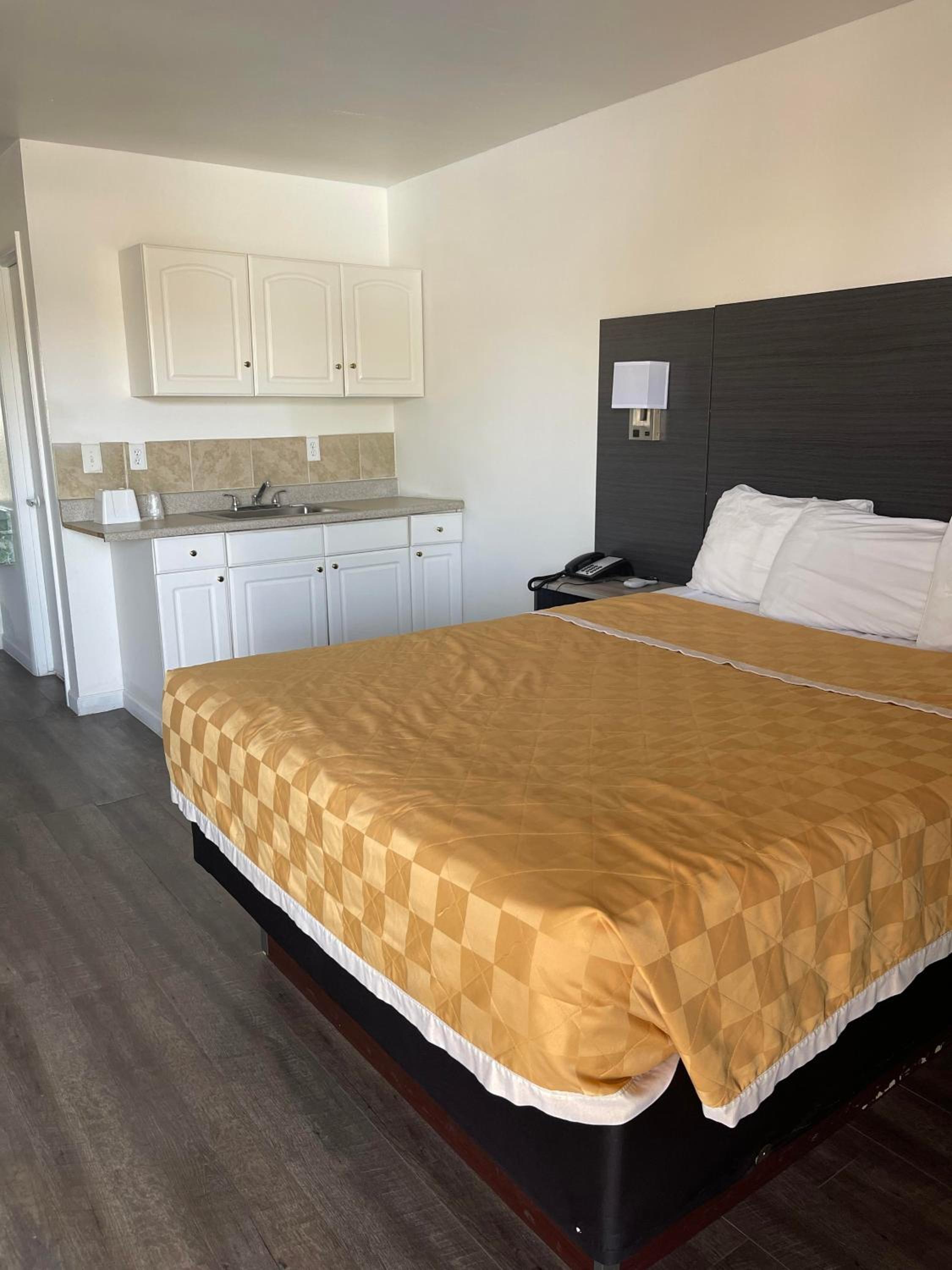 Standard Queen Bed - Non-Smoking - Photo 16