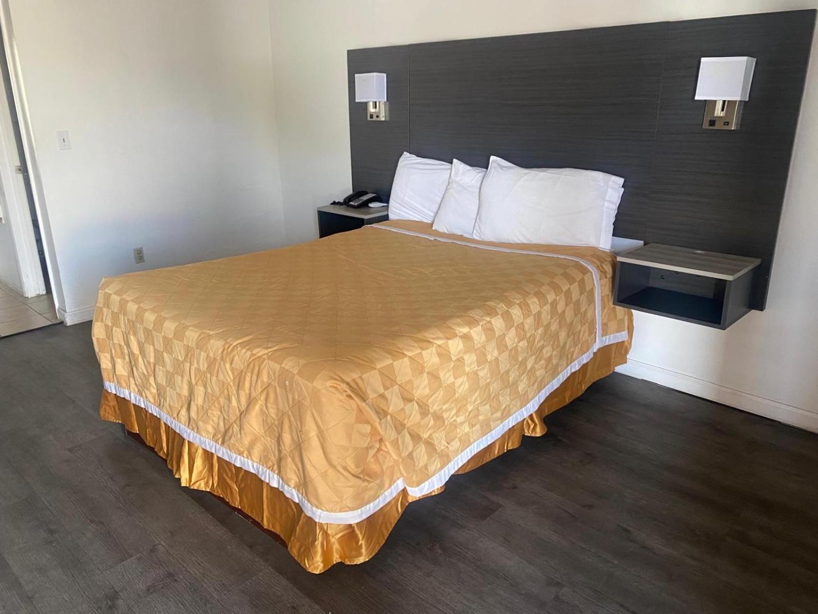 Standard Queen Bed - Non-Smoking - Photo 17