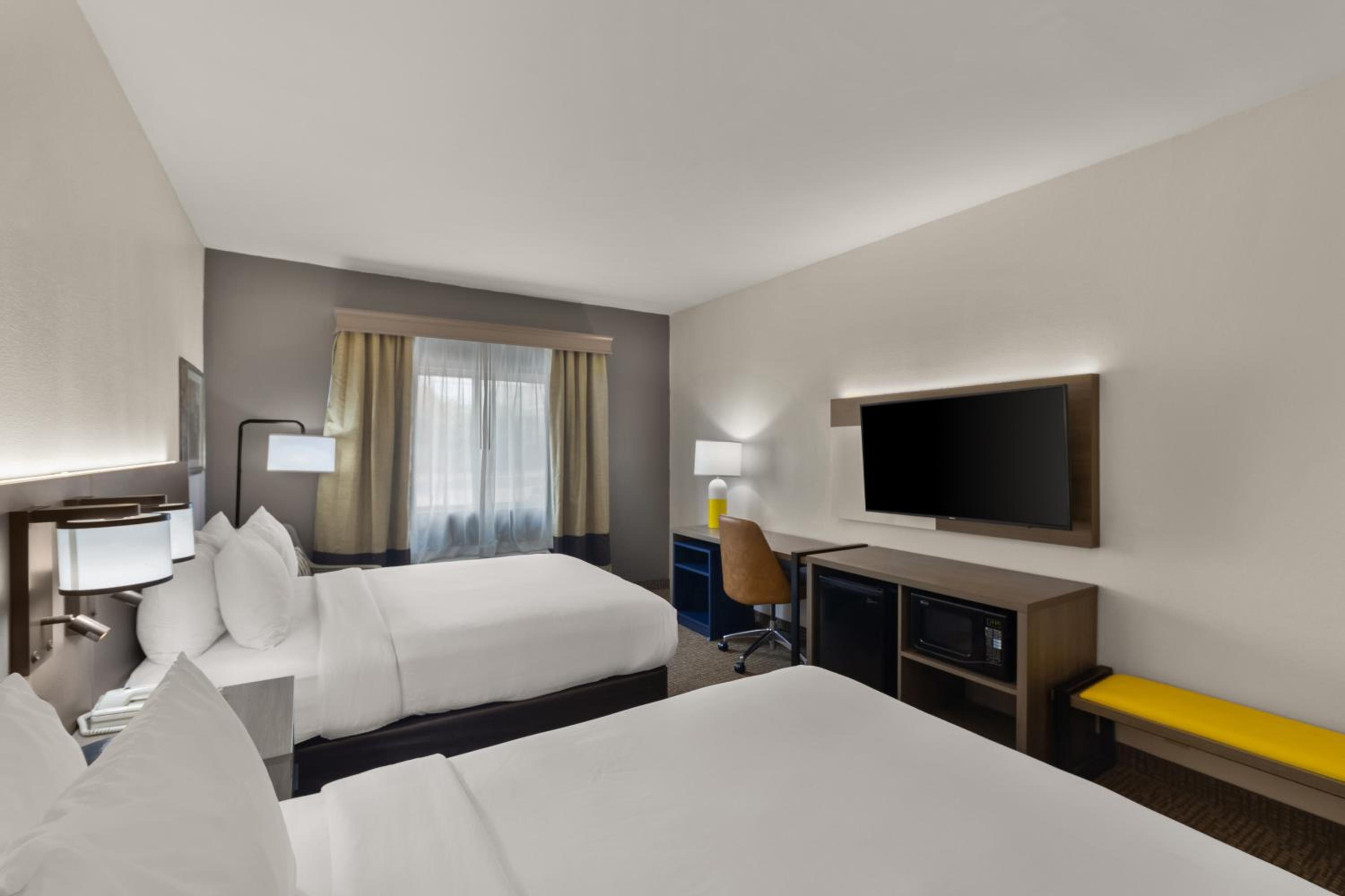 Queen Room with Two Queen Beds - Photo 3