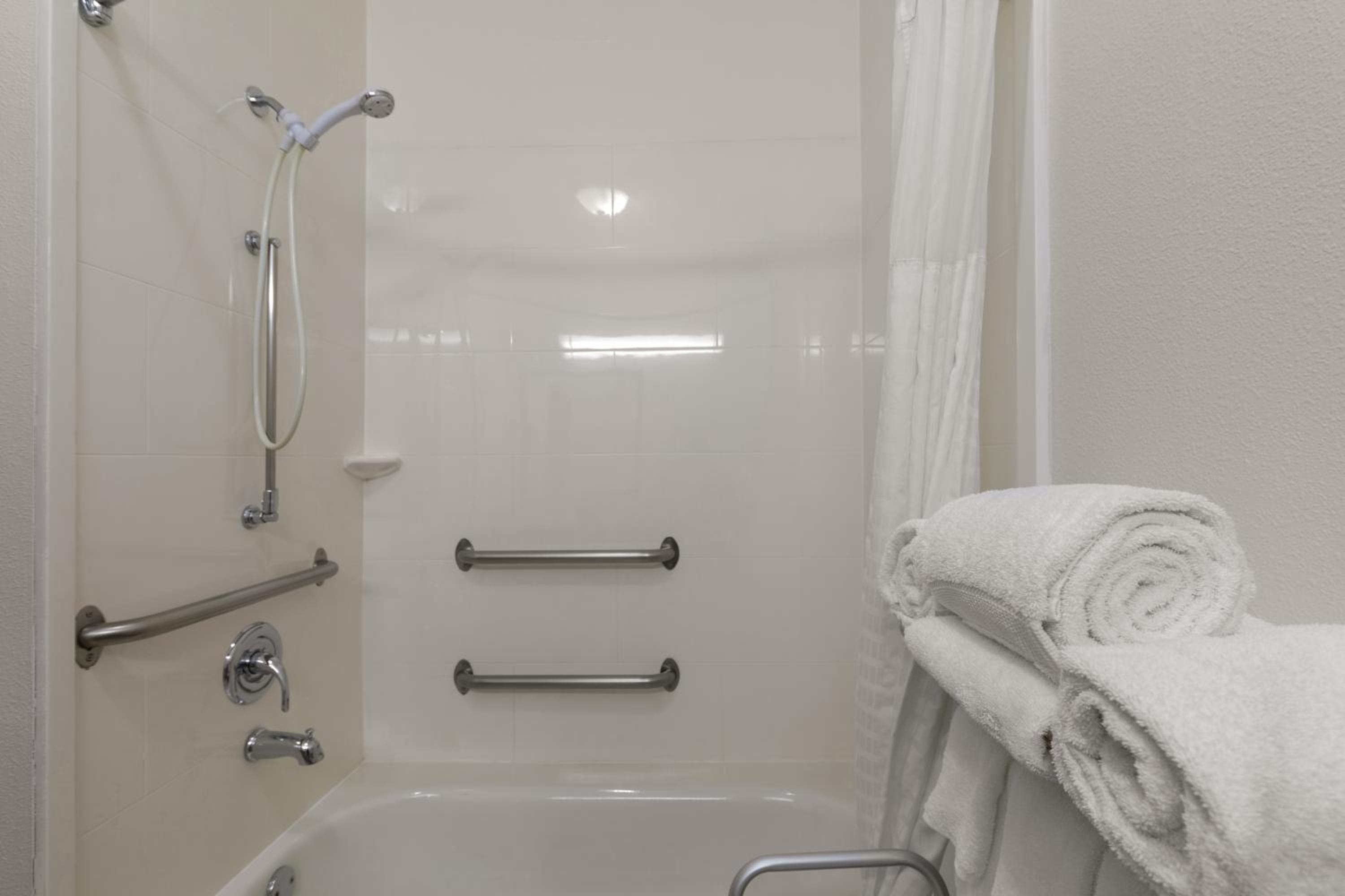 Queen Room with Two Queen Beds - Accessible/Non-Smoking  - Photo 4