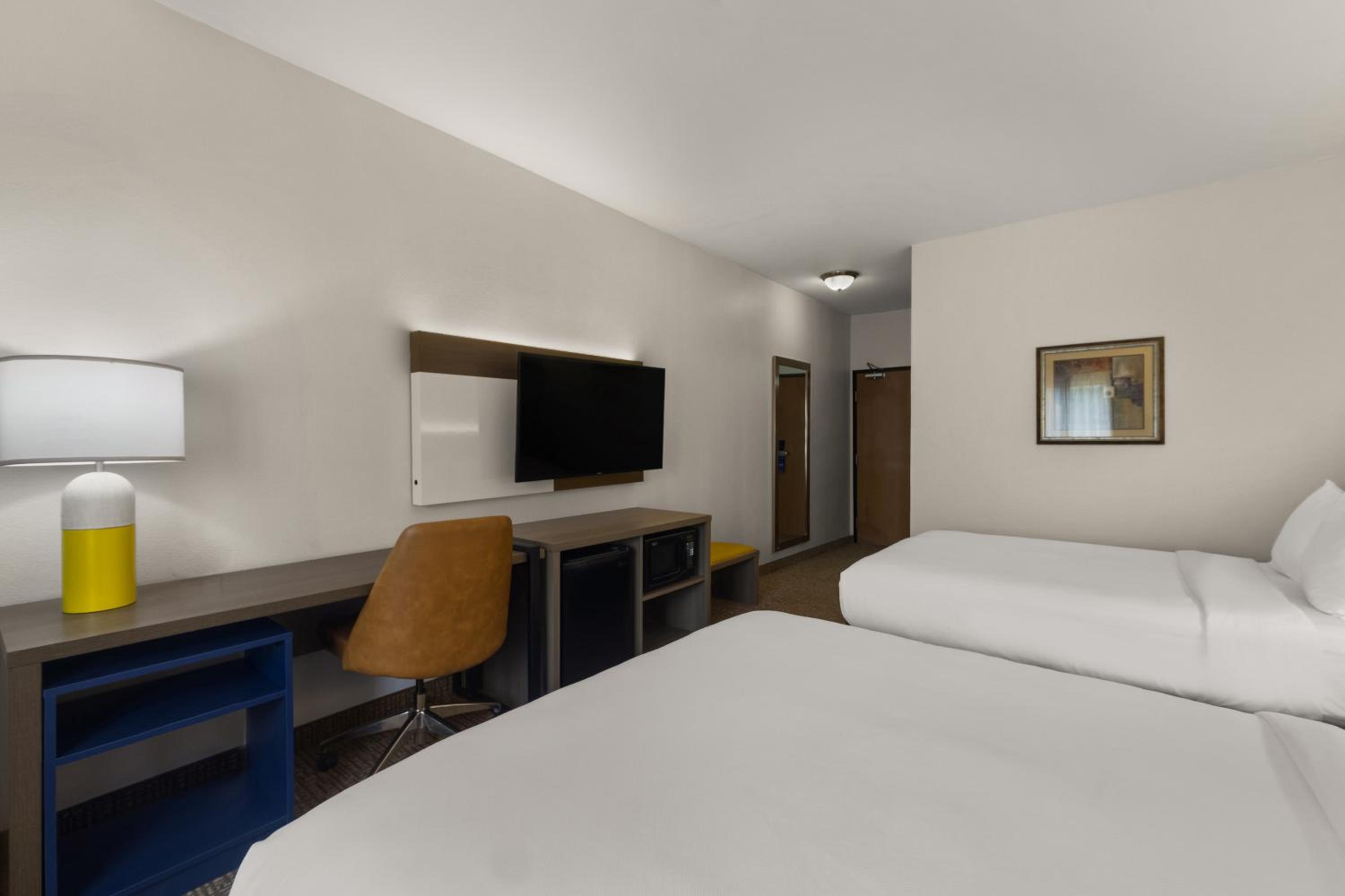 Queen Room with Two Queen Beds - Photo 1
