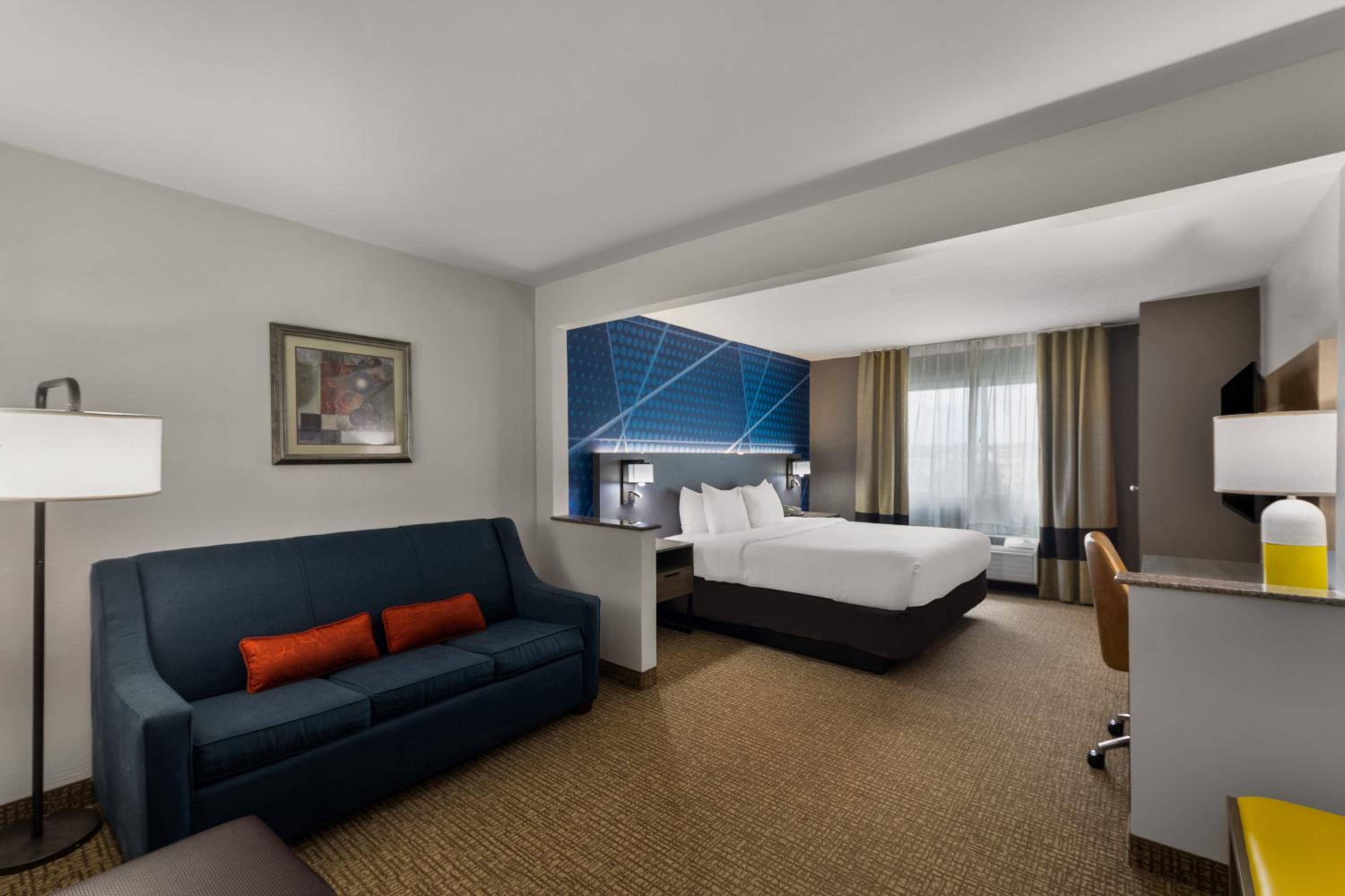King Suite with Sofa Bed - Non-Smoking - Photo 2