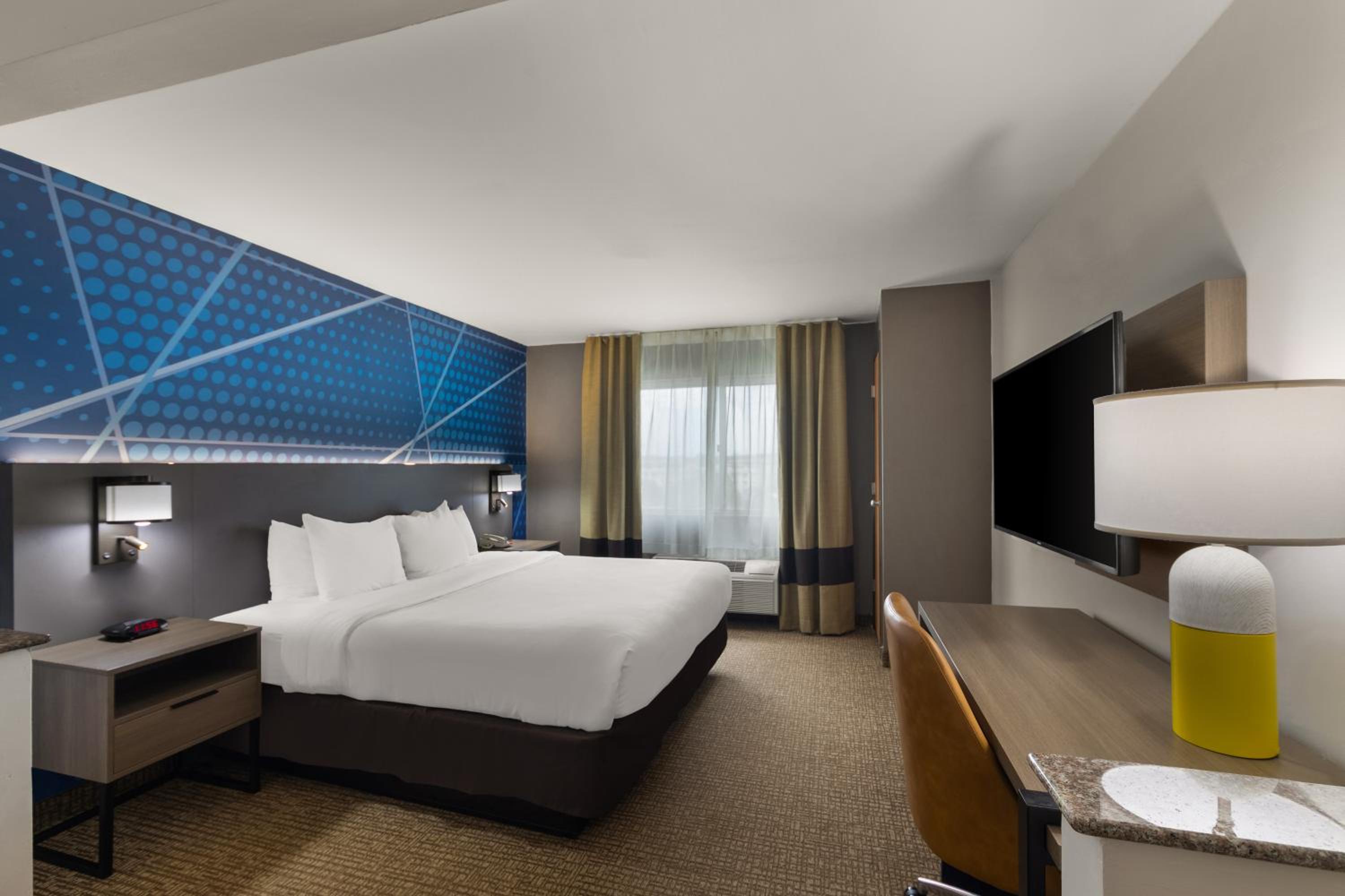 King Suite with Sofa Bed - Non-Smoking - Photo 4