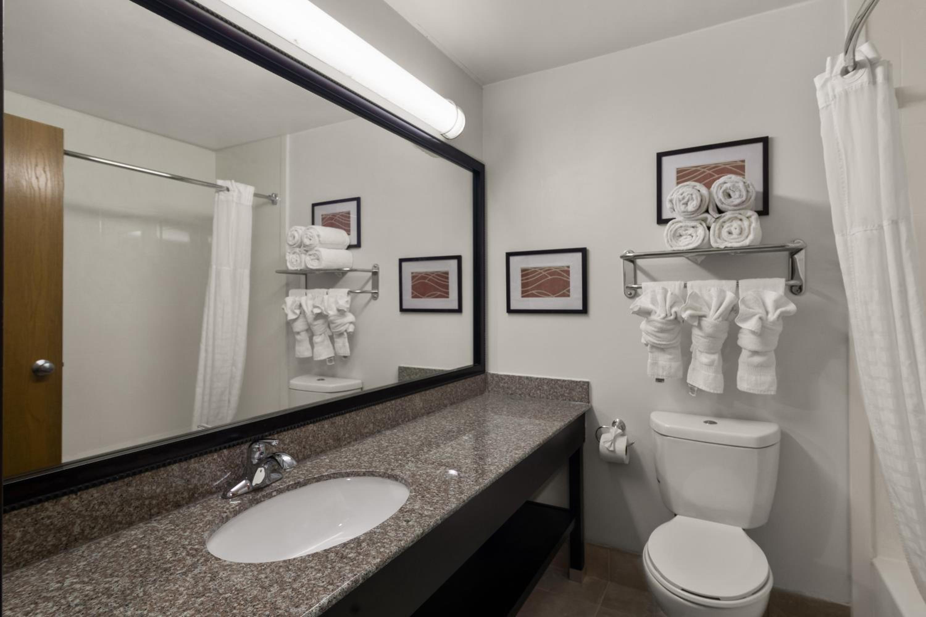 Queen Room with Two Queen Beds - Photo 4