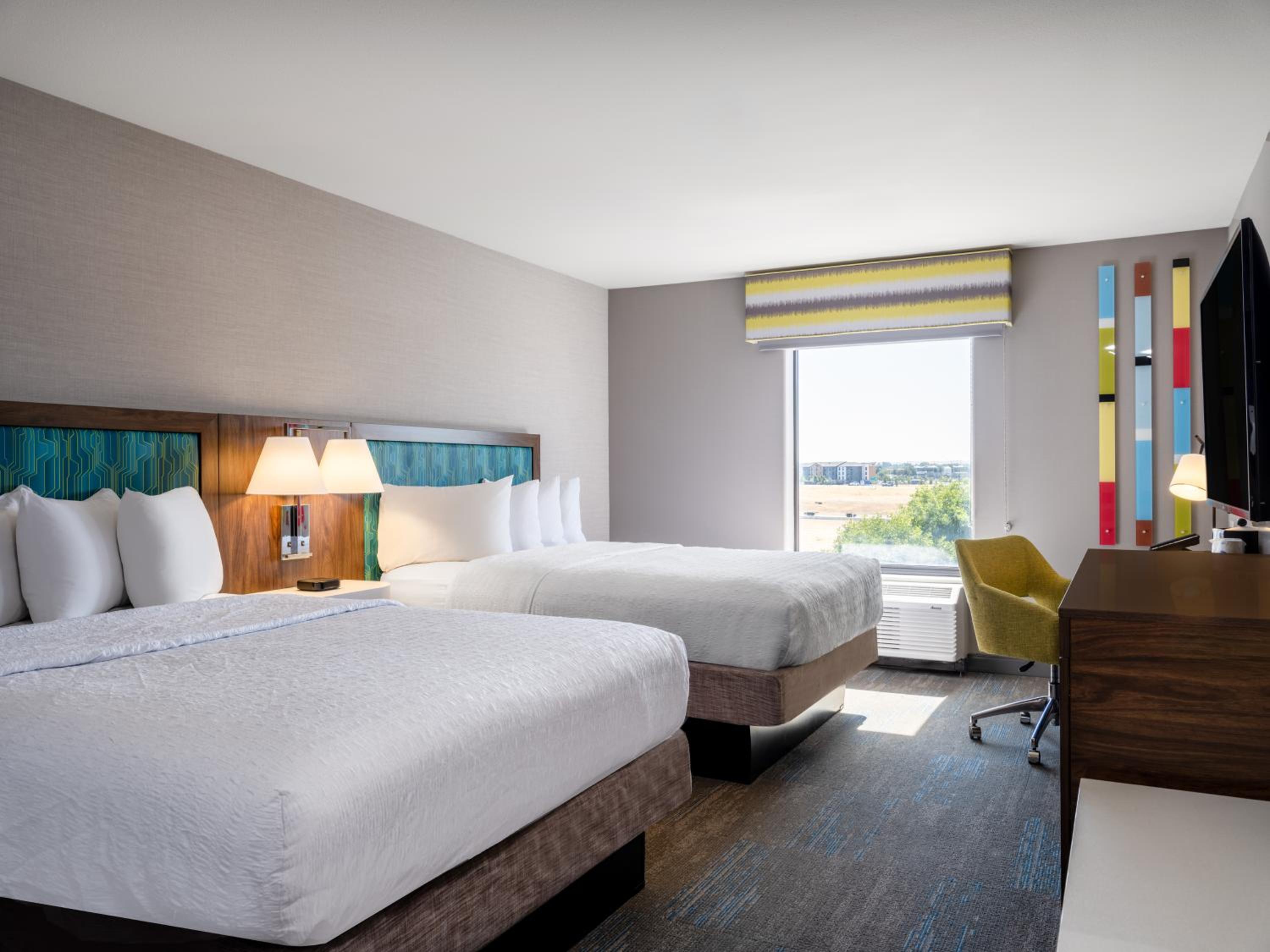 Room with Two Queen Beds - Non-Smoking - Photo 5