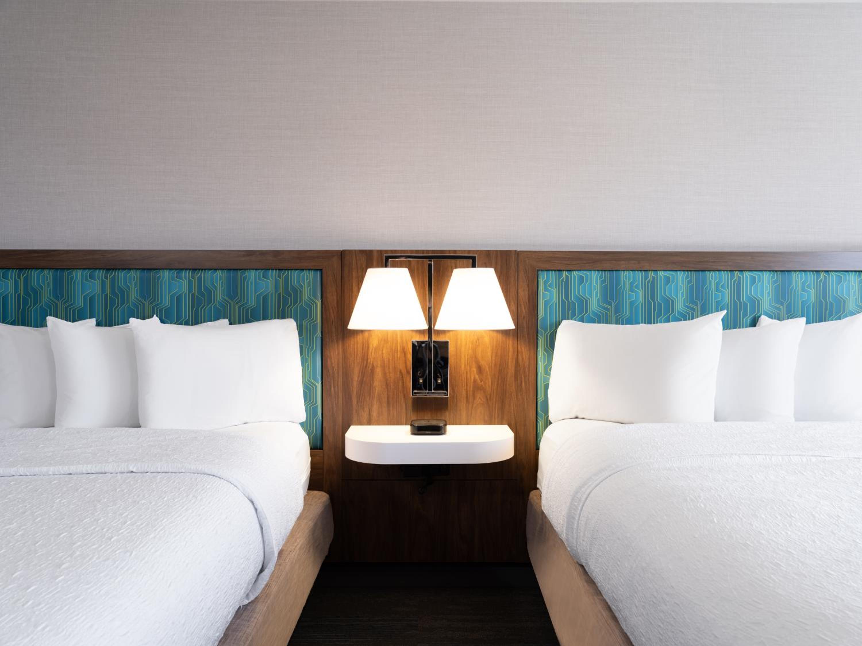 Room with Two Queen Beds - Non-Smoking - Photo 3