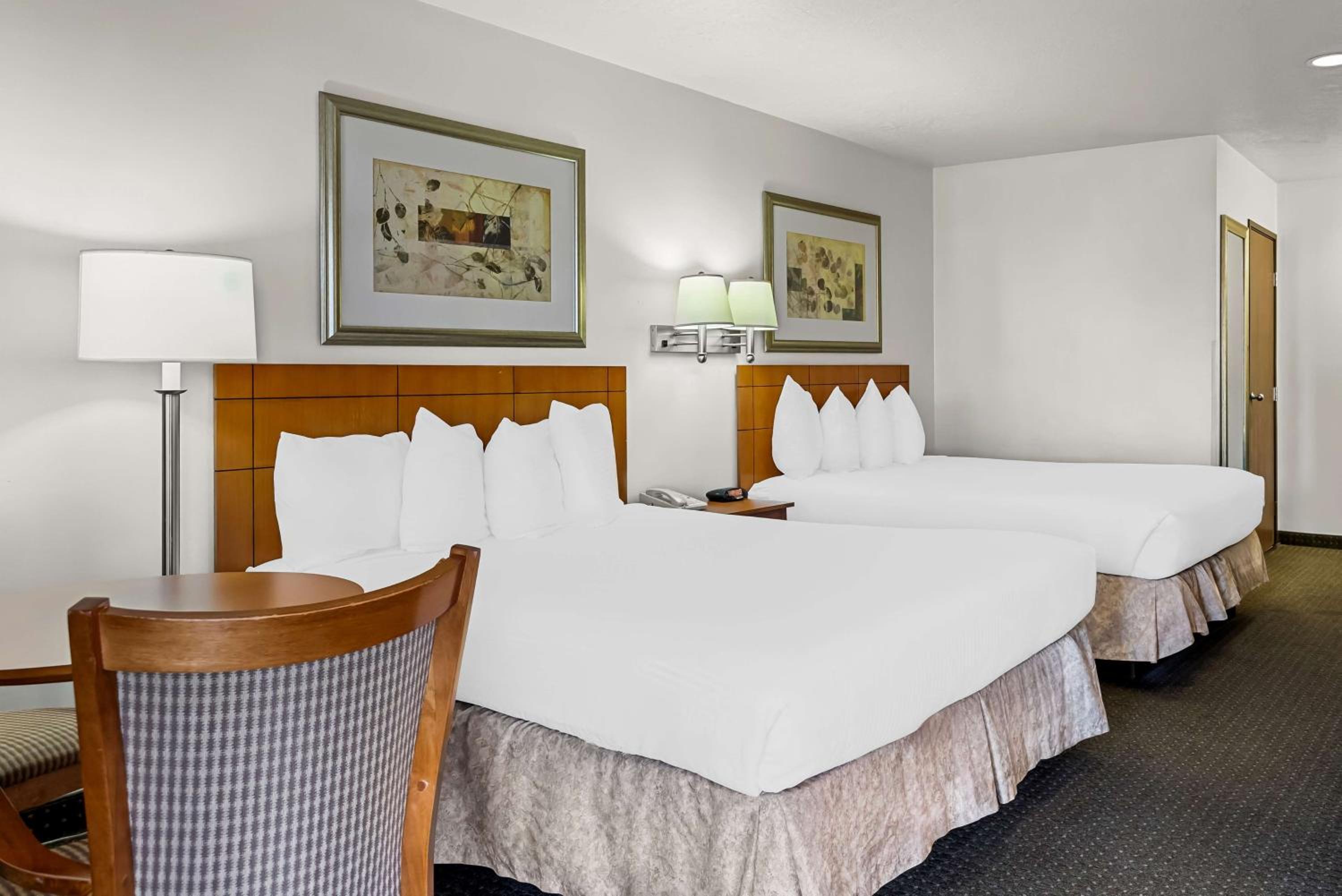 Queen Room with Two Queen Beds photo 1