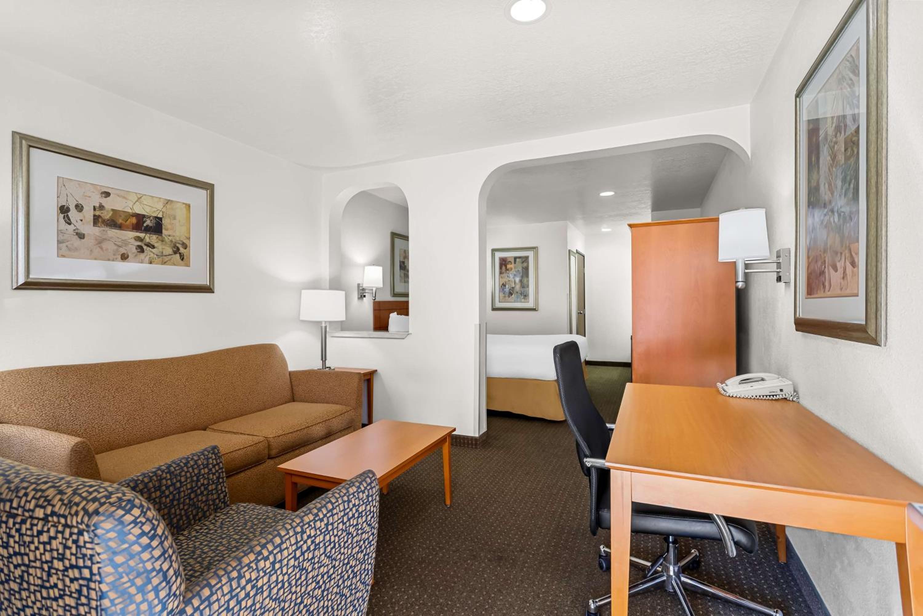King Suite - Non-Smoking photo 1
