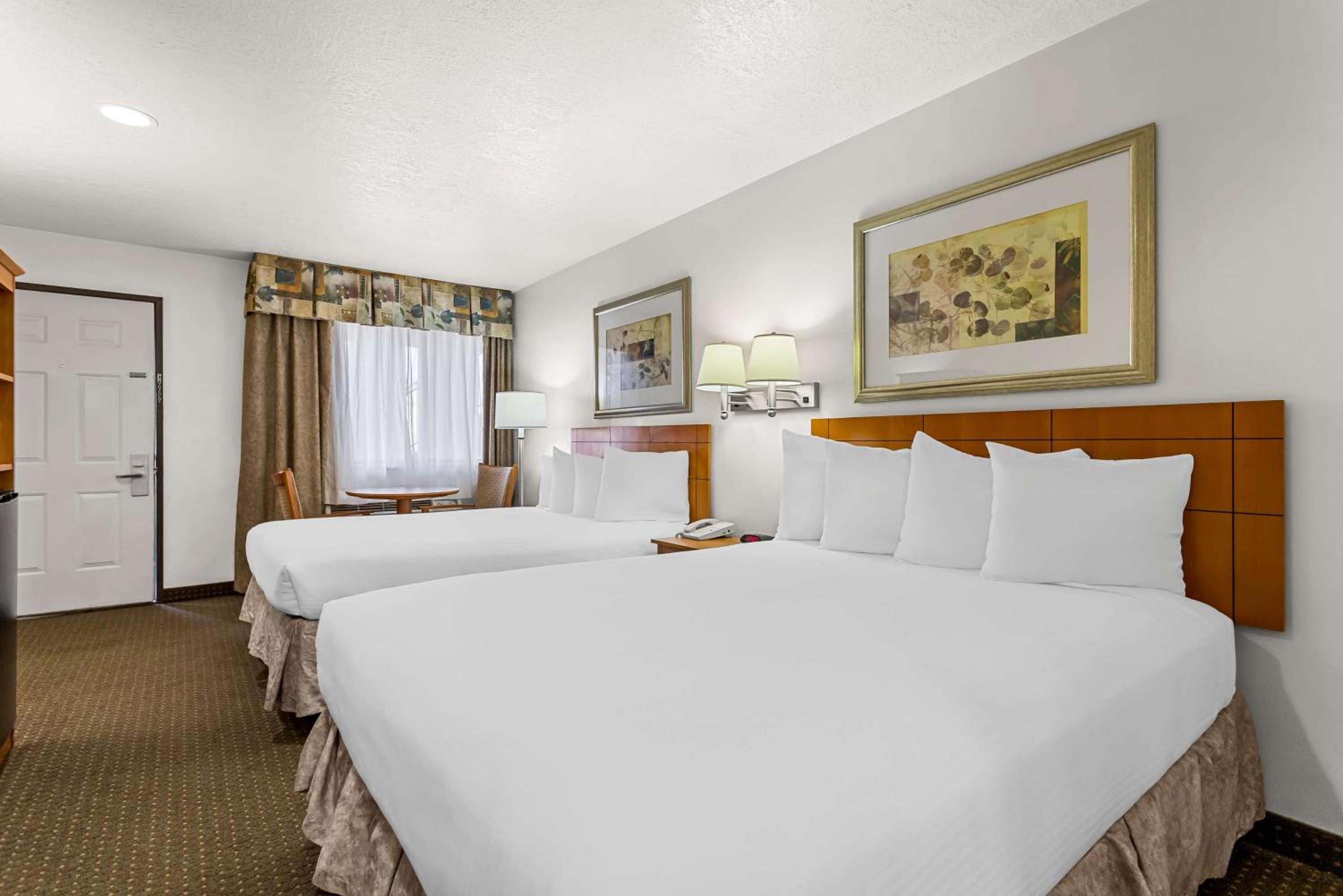 Queen Room with Two Queen Beds photo 3