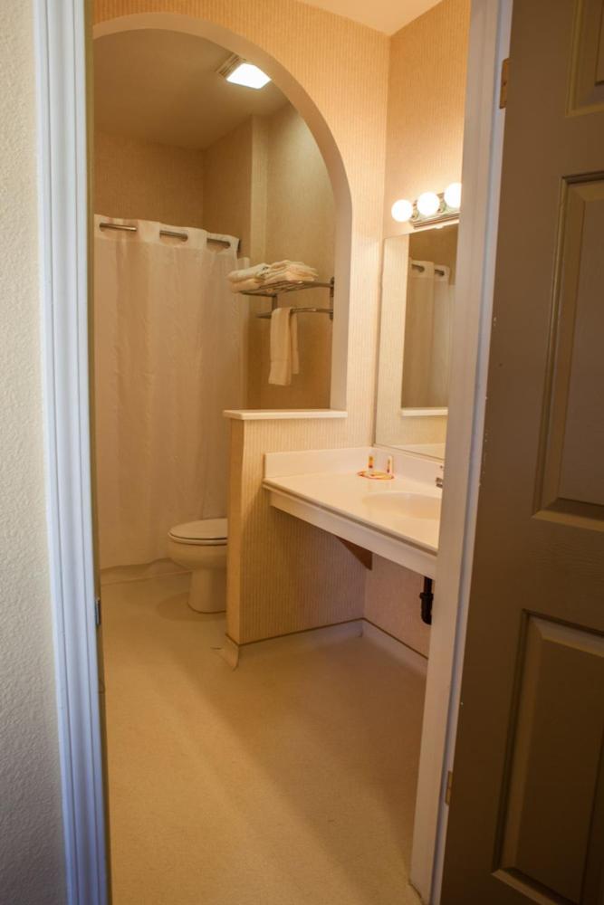 Queen Suite - Photo 3