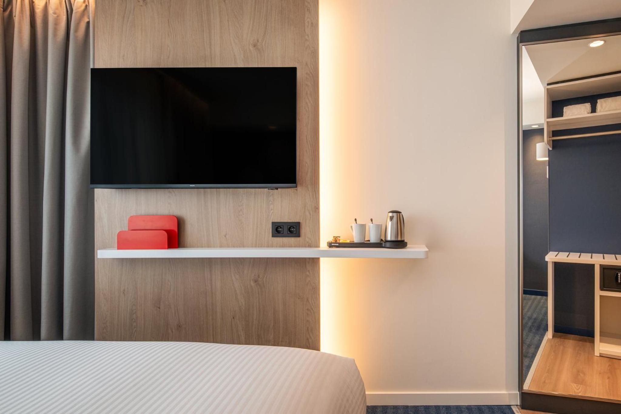 Standard King Room - Photo 8