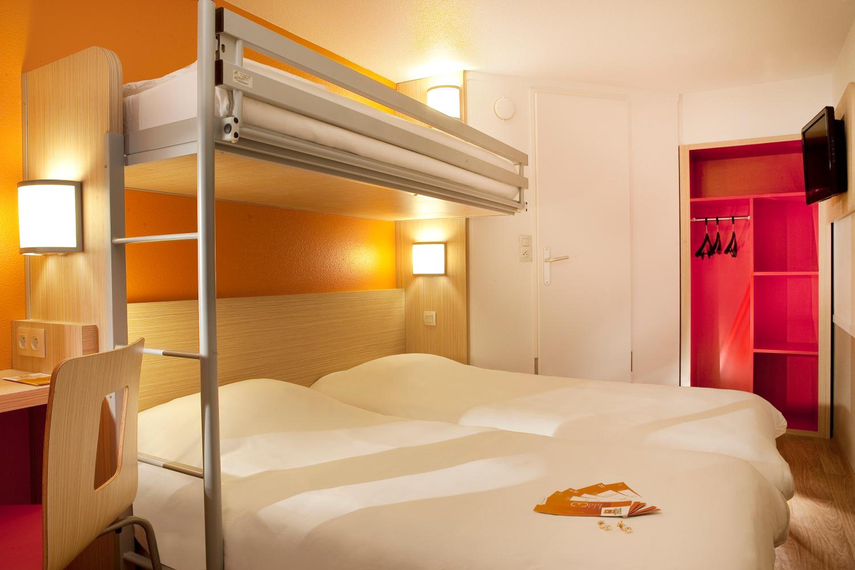 Standard Twin Room with One Bunk Bed photo 3