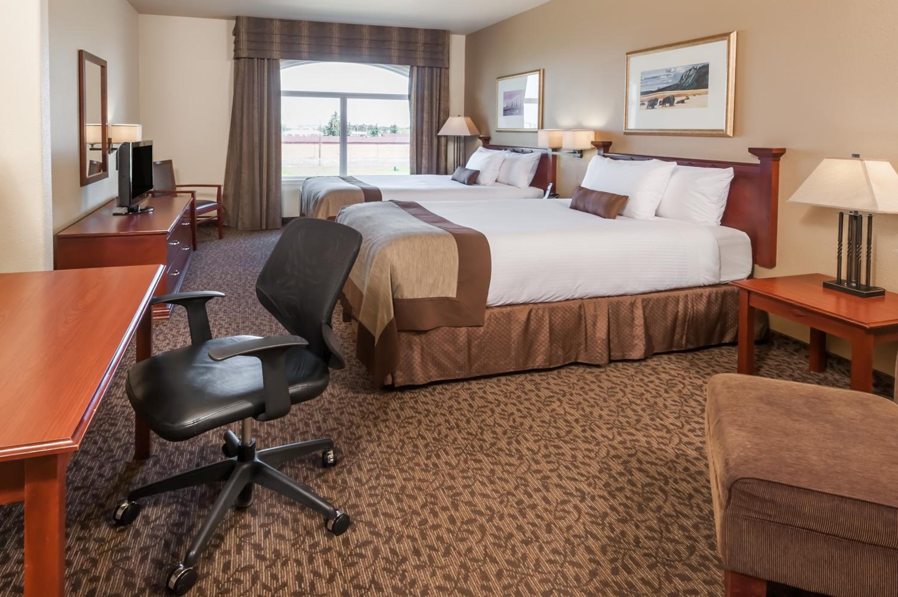 Queen Room with Two Queen Beds - Photo 2