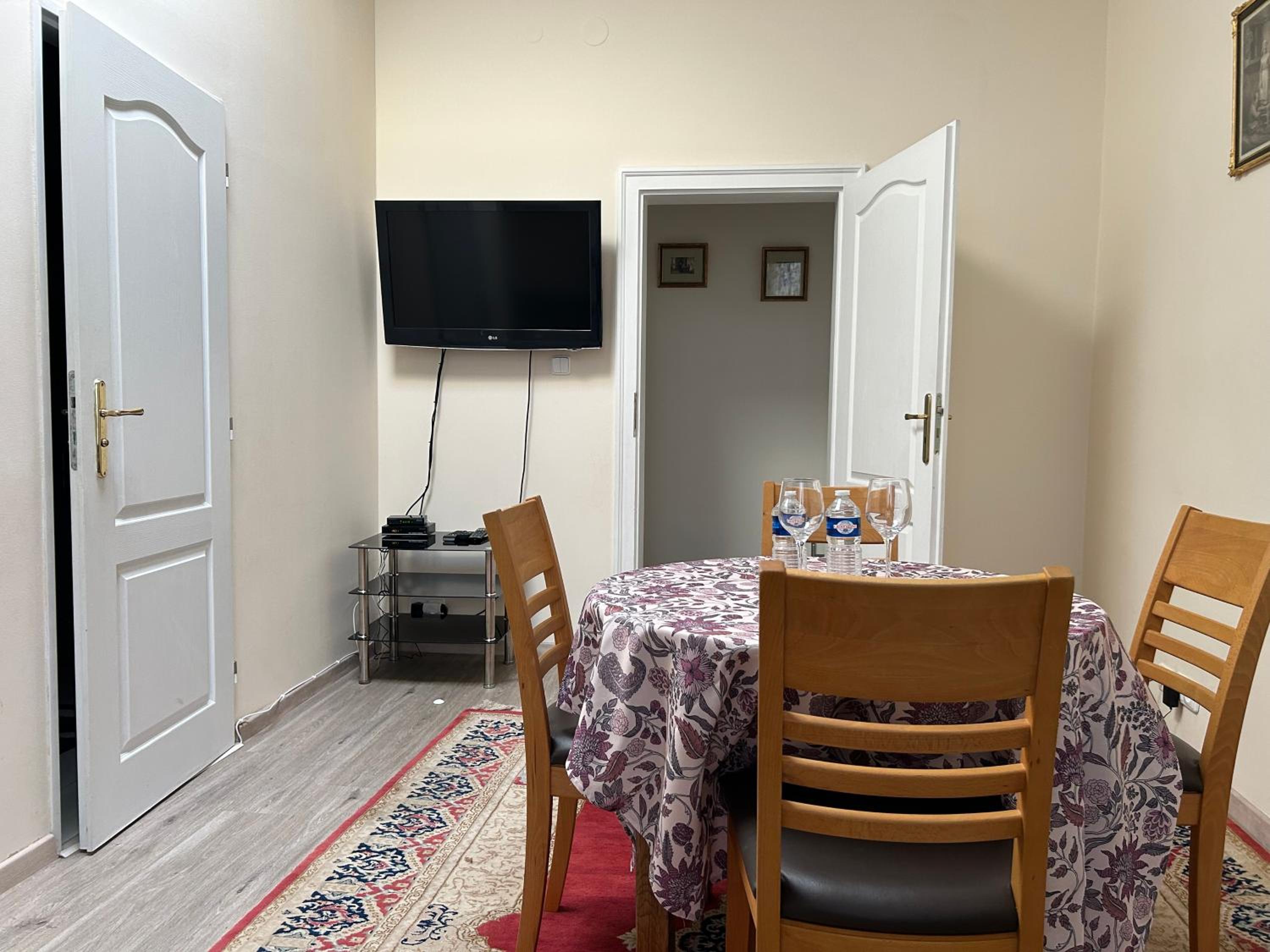 Family Room with Private Bathroom - Photo 4