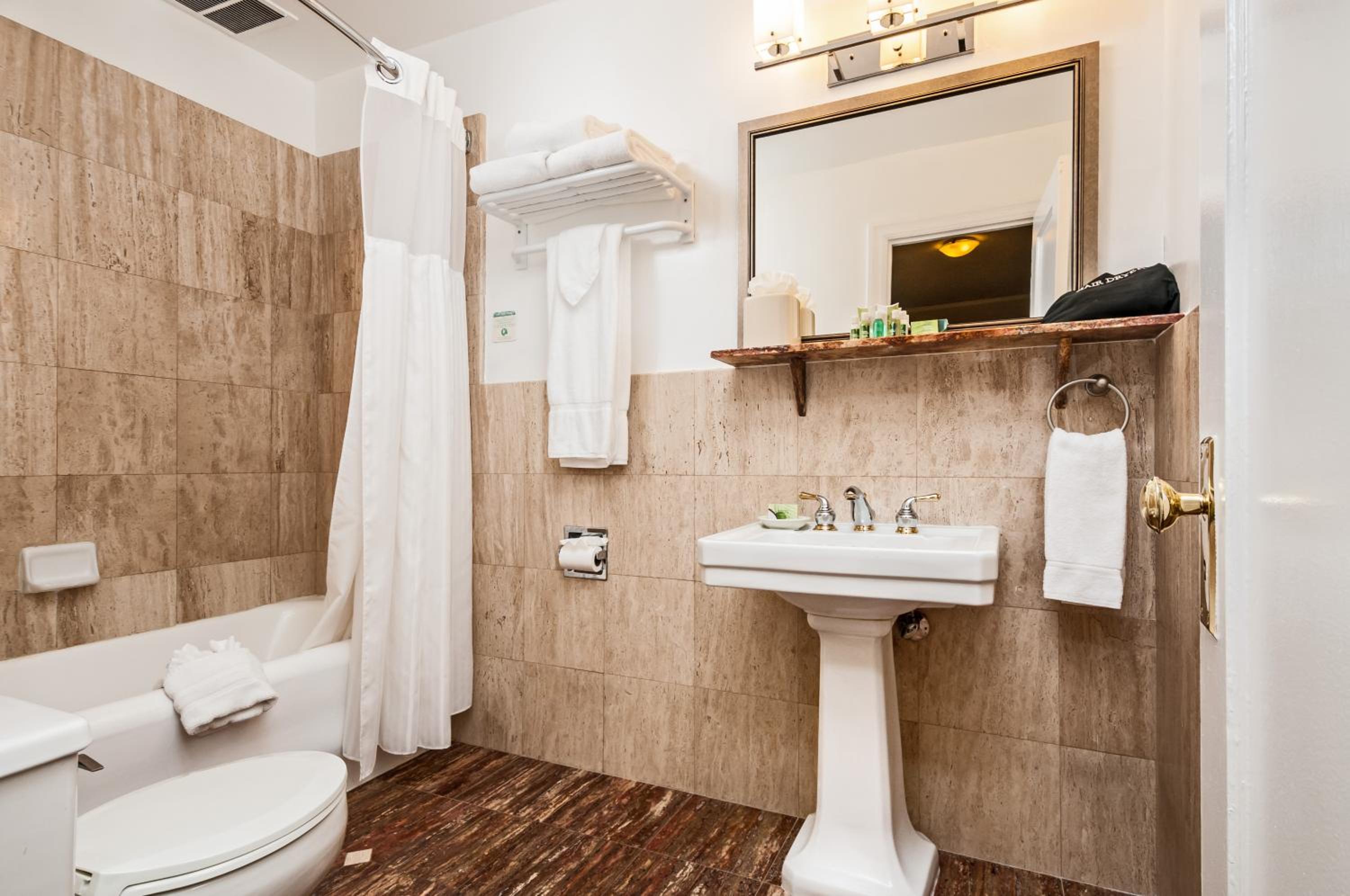 Deluxe King Room - Photo 4