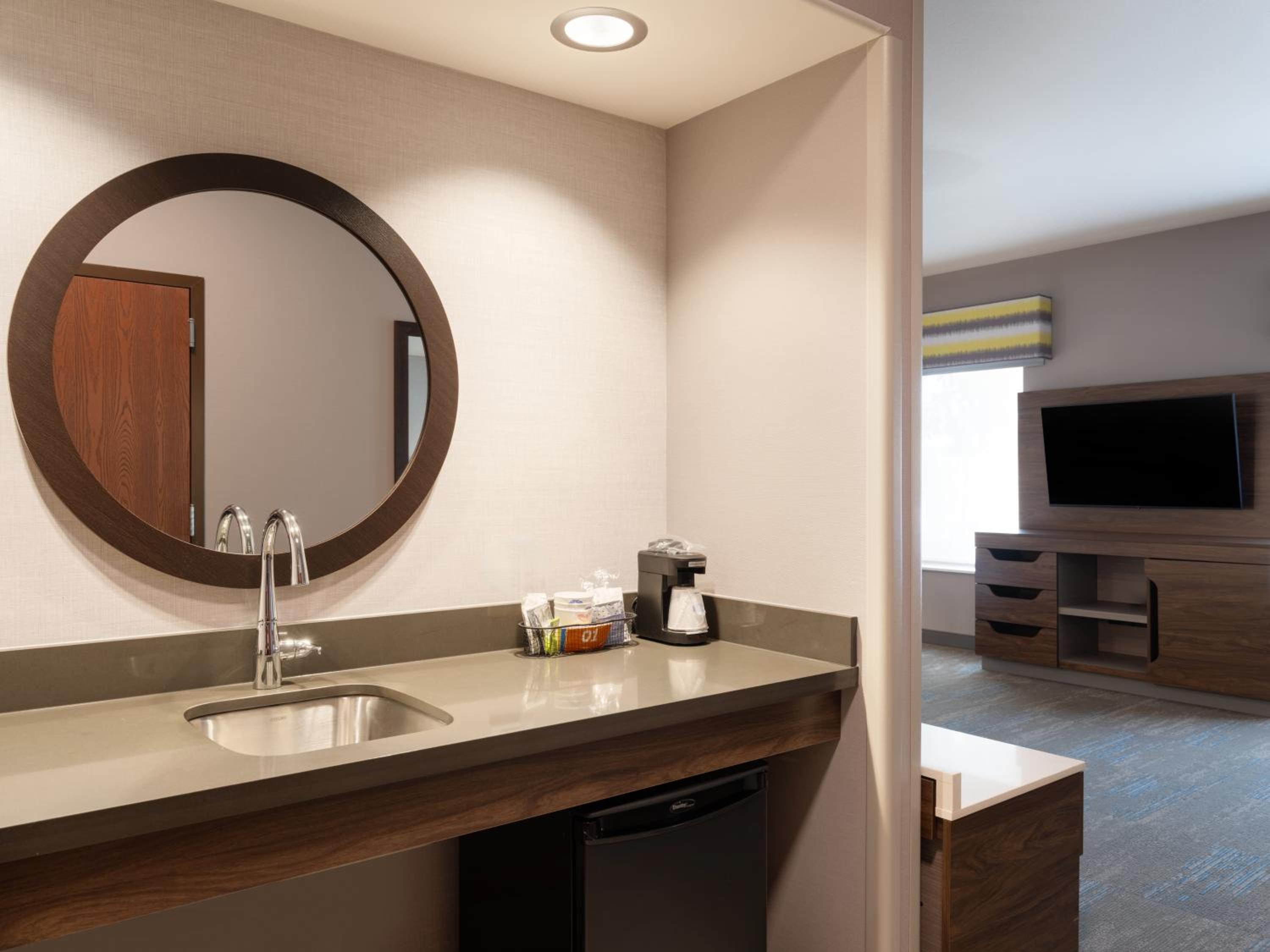 King Room with Roll-In Shower - Mobility/Hearing Accessible - Photo 5