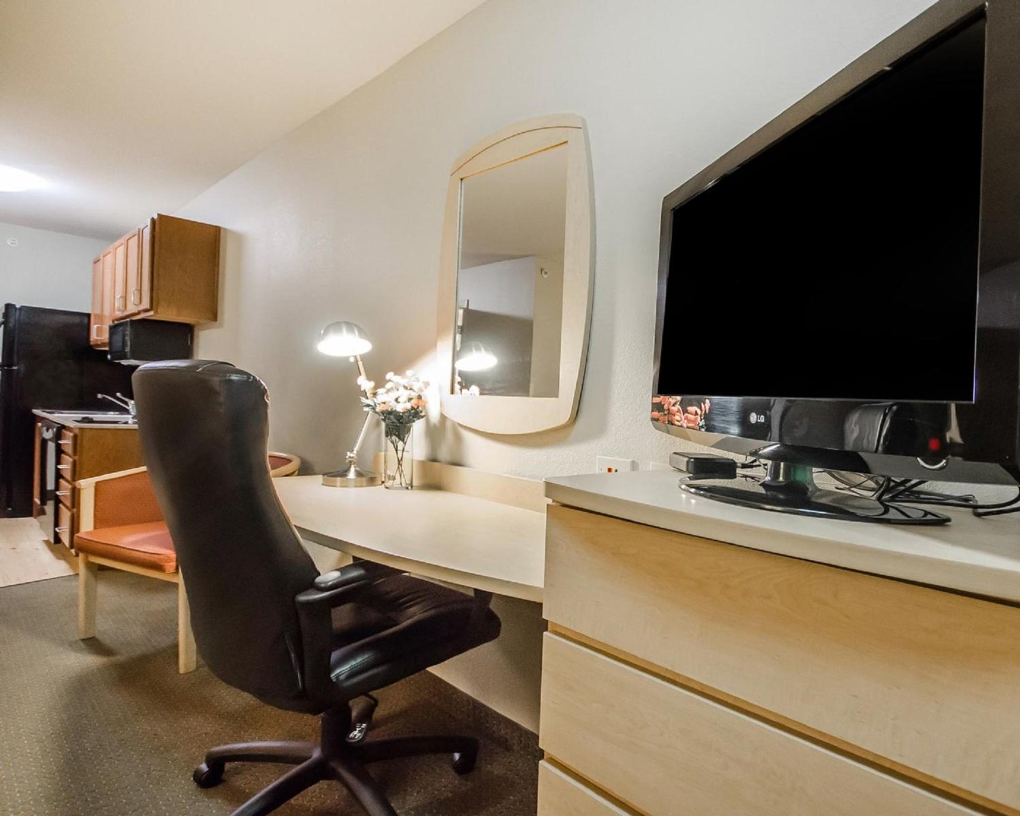 Queen Room with Two Queen Beds - Non-Smoking - Photo 9