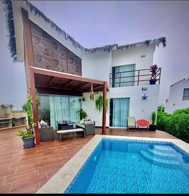 Five-Bedroom House photo 2