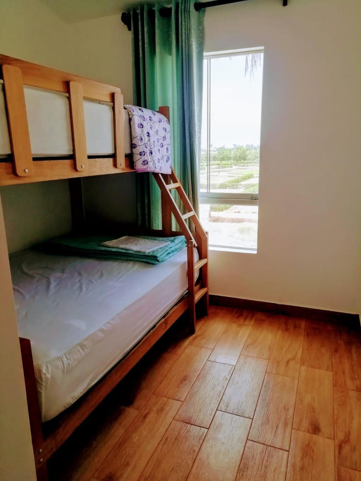 Five-Bedroom House photo 1