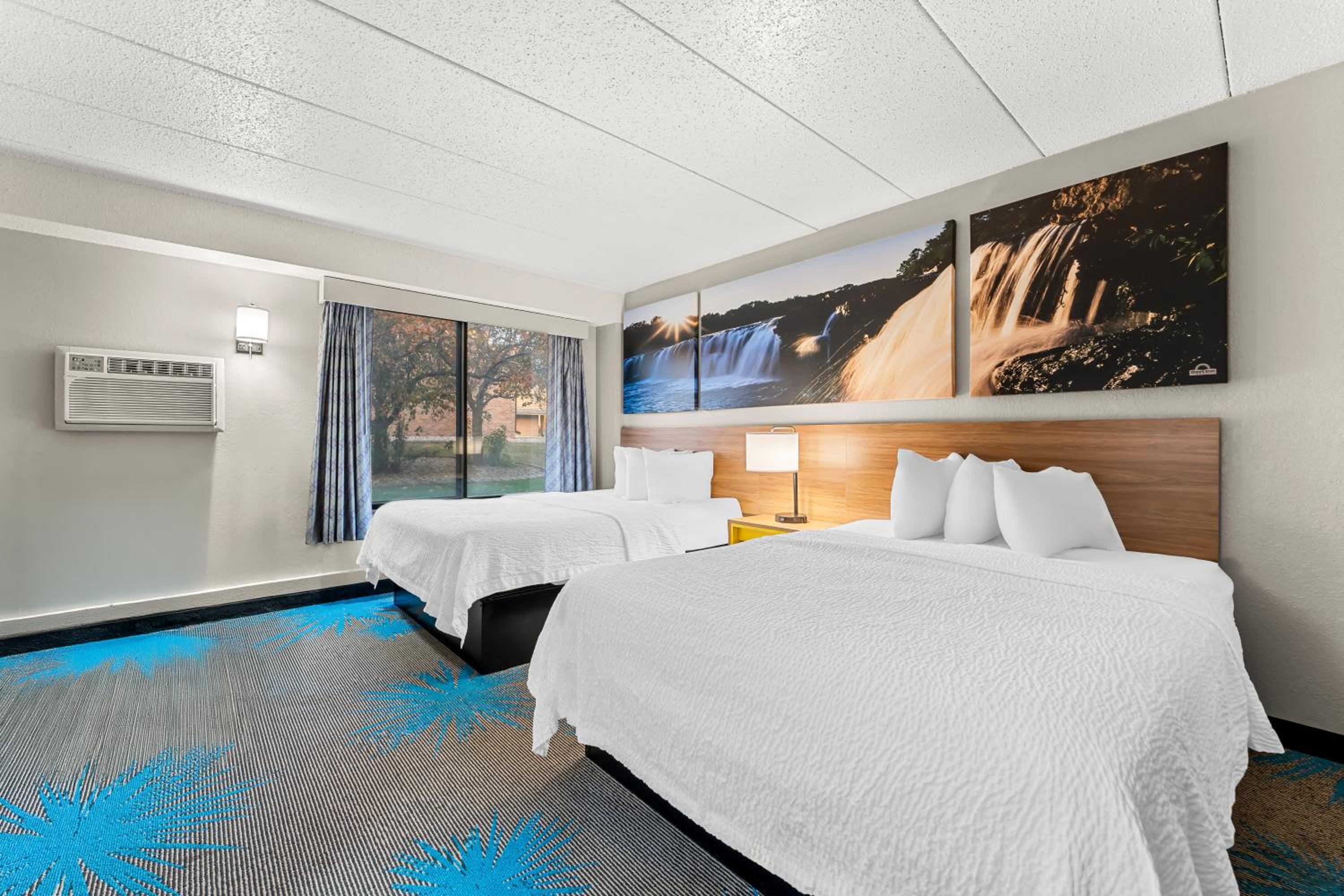 Queen Room with Two Queen Beds - Non-Smoking - Photo 2