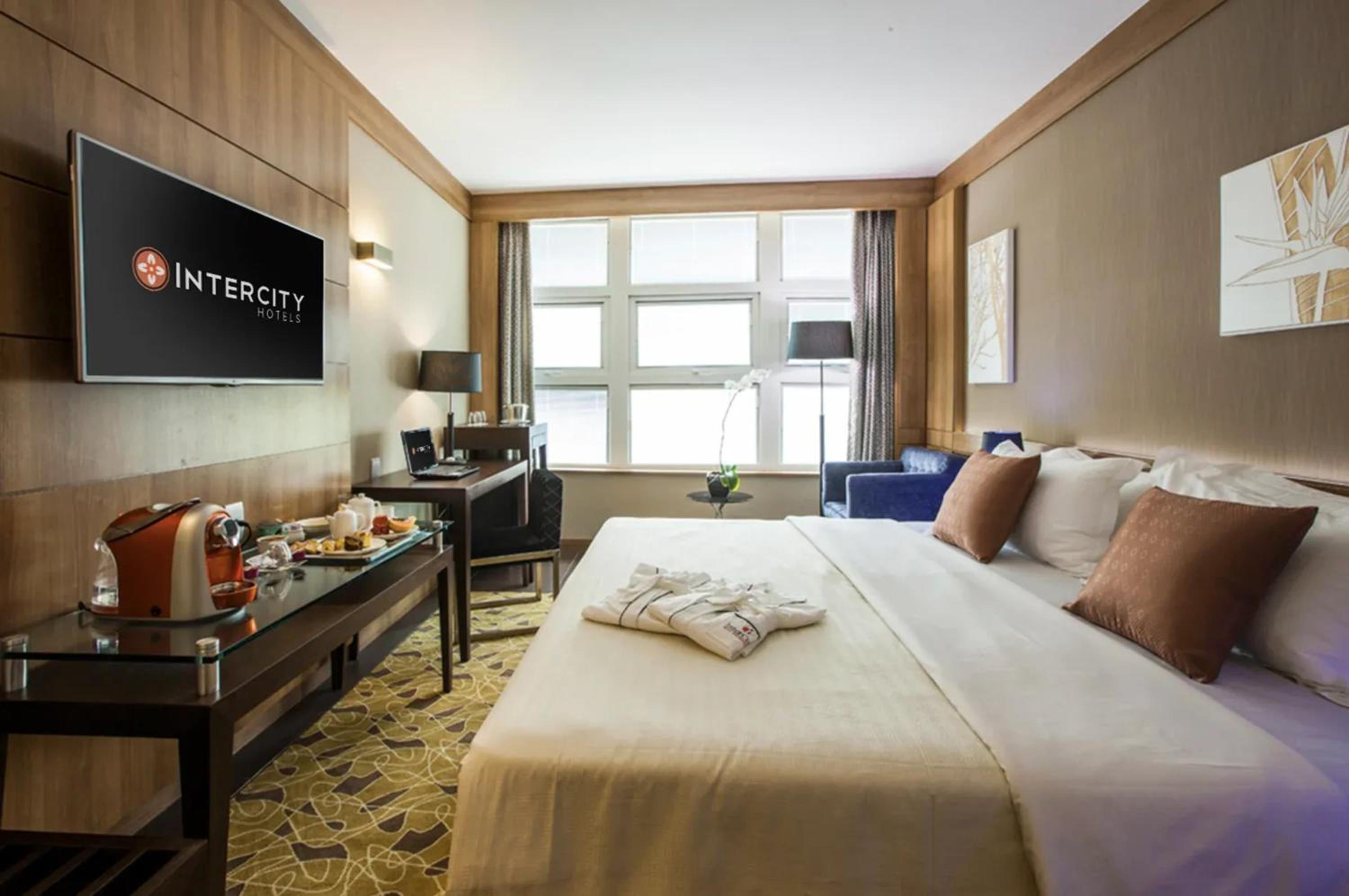 Premium Double - 1 King Bed photo 3