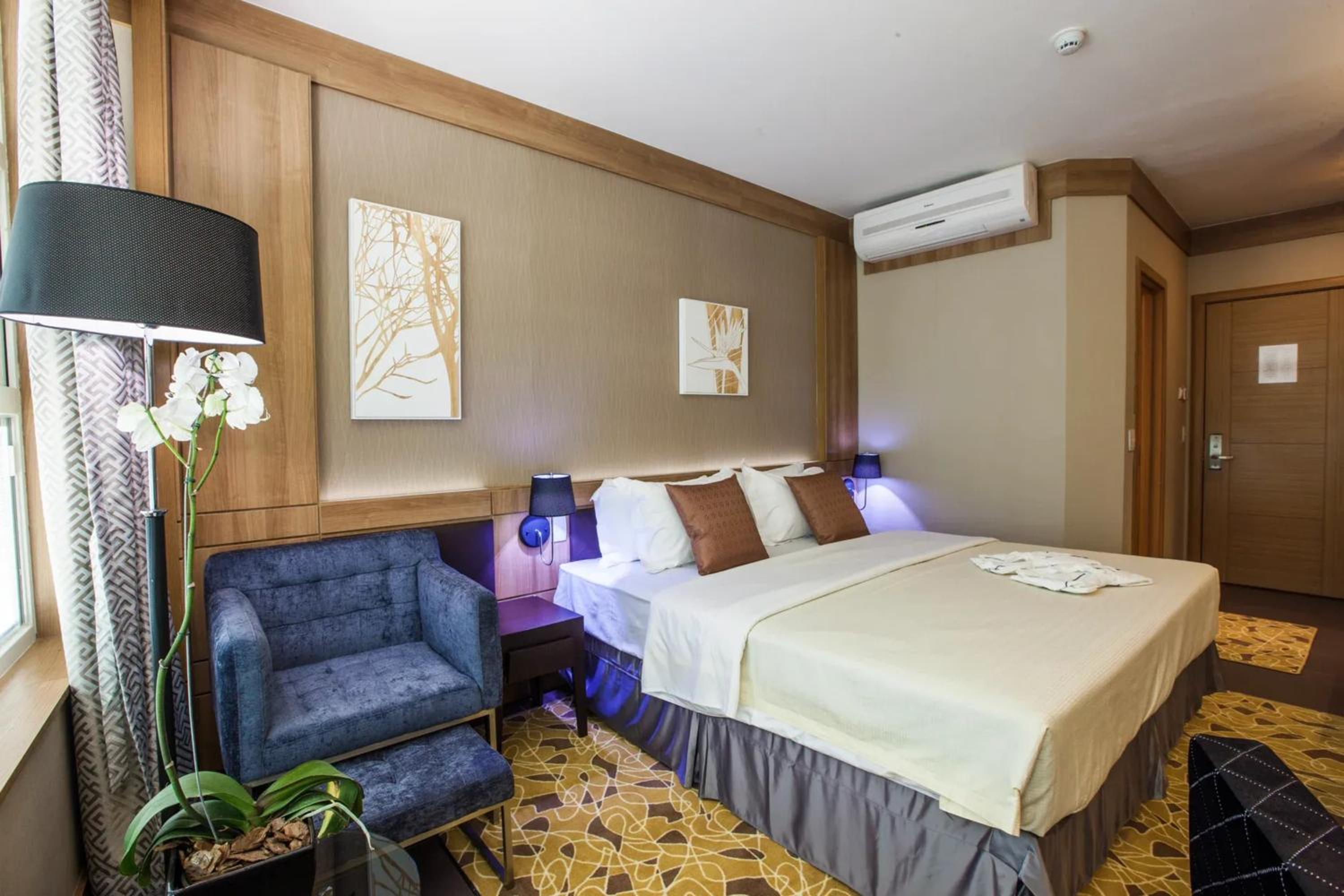 Premium Double - 1 King Bed photo 2