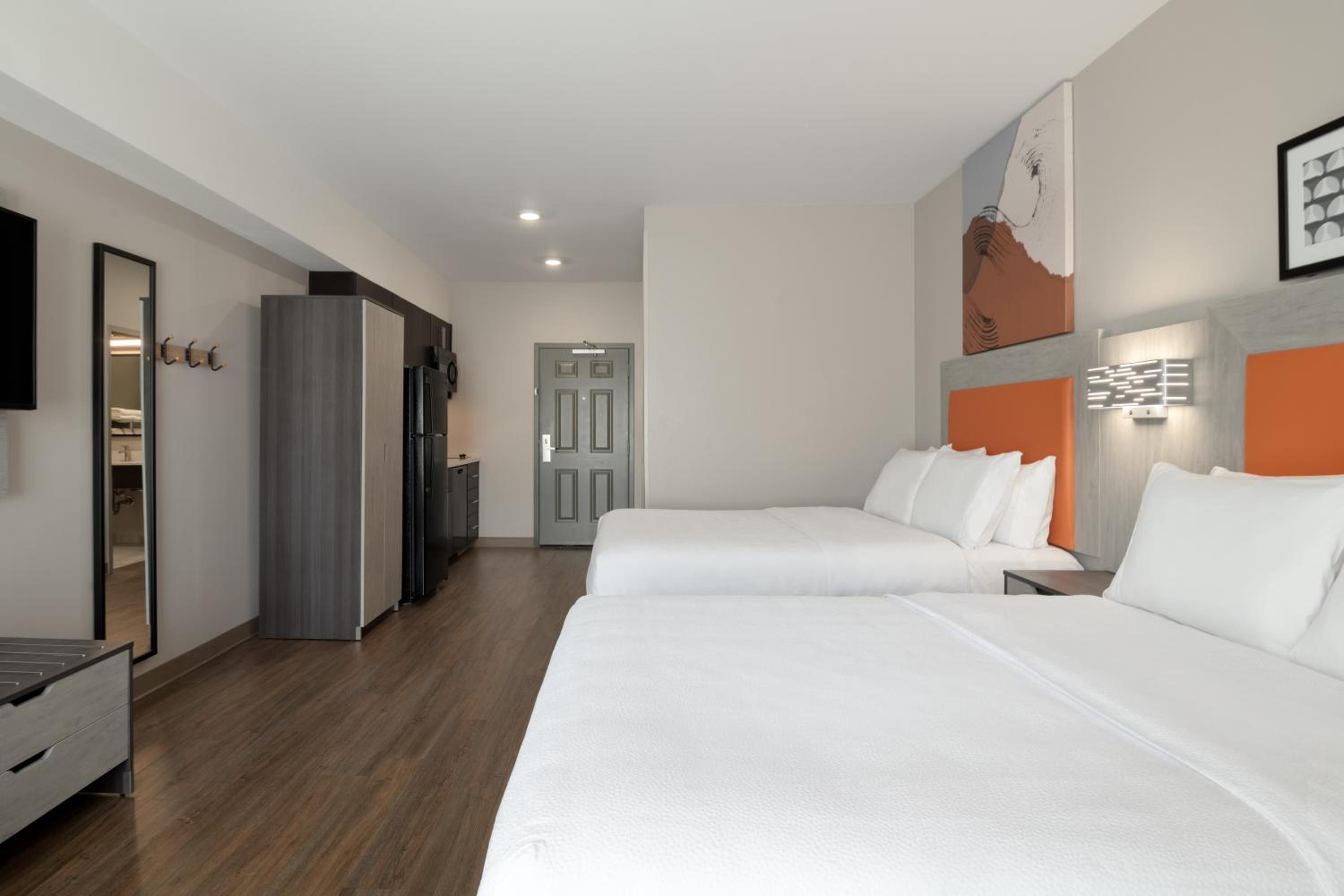 Queen Studio with Two Queen Beds and Bath Tub - Mobility Accessible - Photo 1