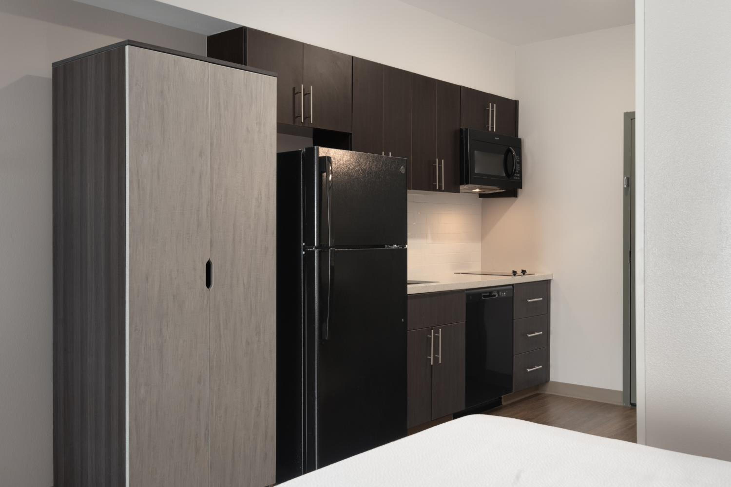 Queen Studio with Two Queen Beds and Bath Tub - Mobility Accessible - Photo 3
