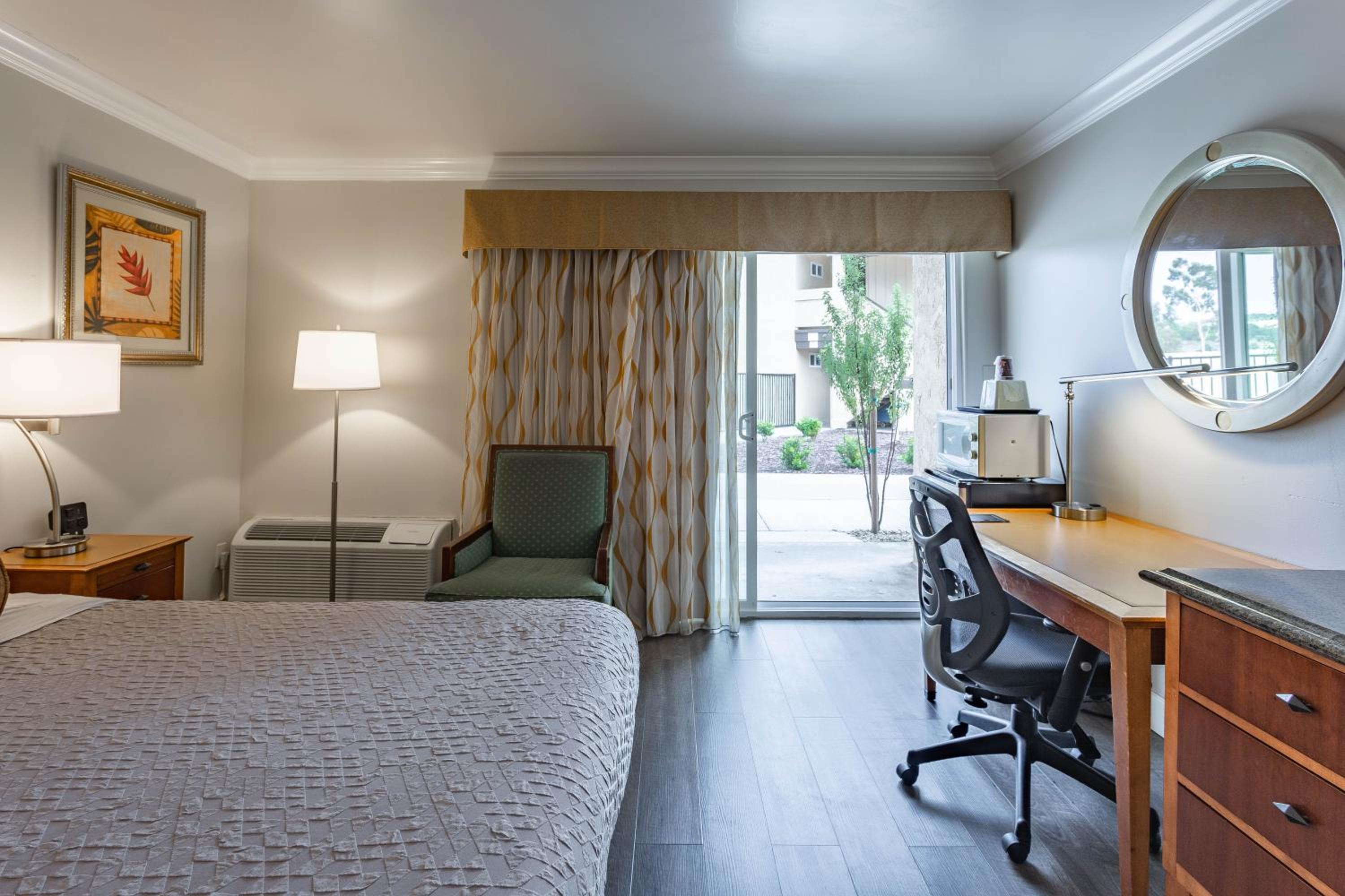 King Room - Non-Smoking - Photo 9