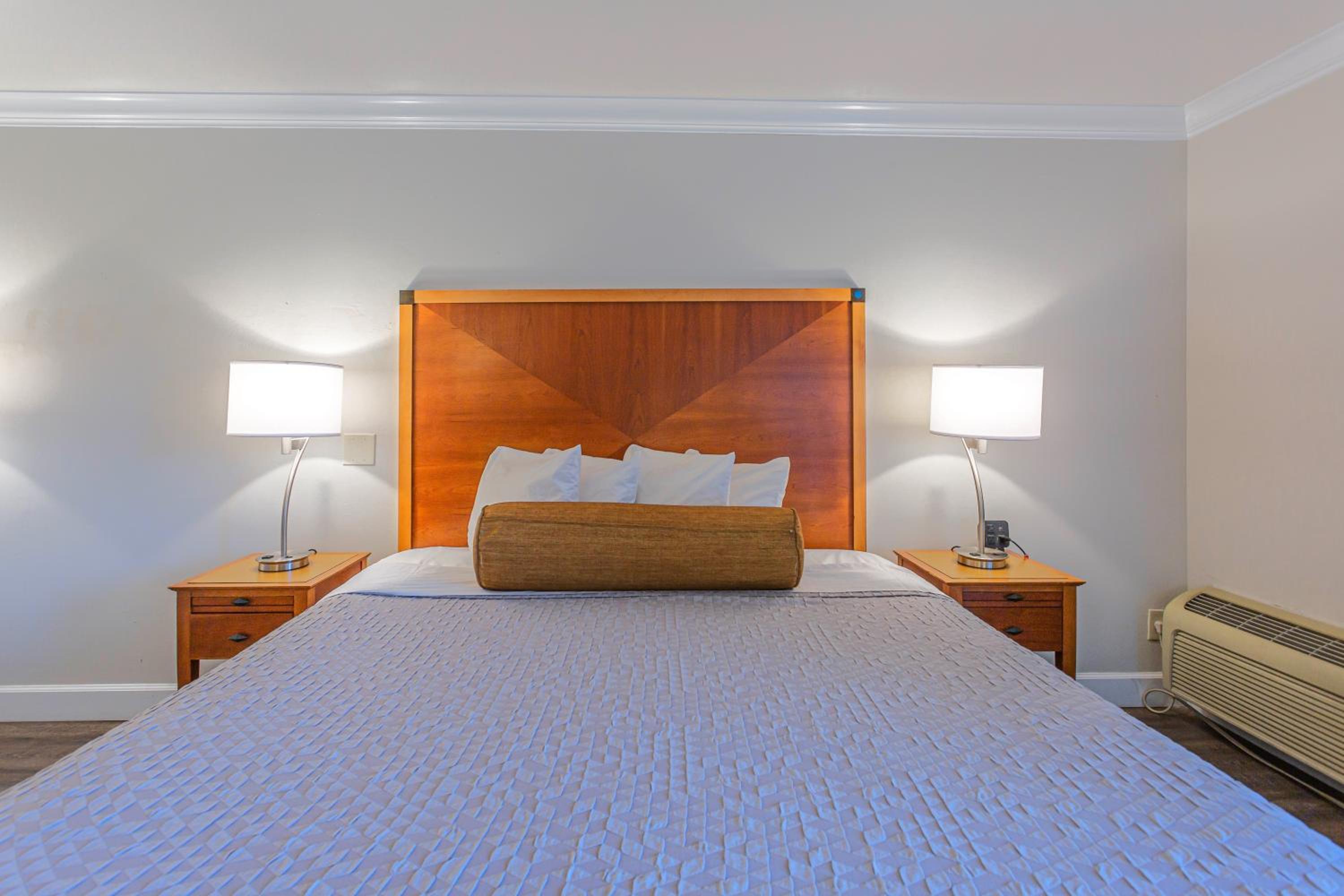 King Room - Non-Smoking - Photo 1