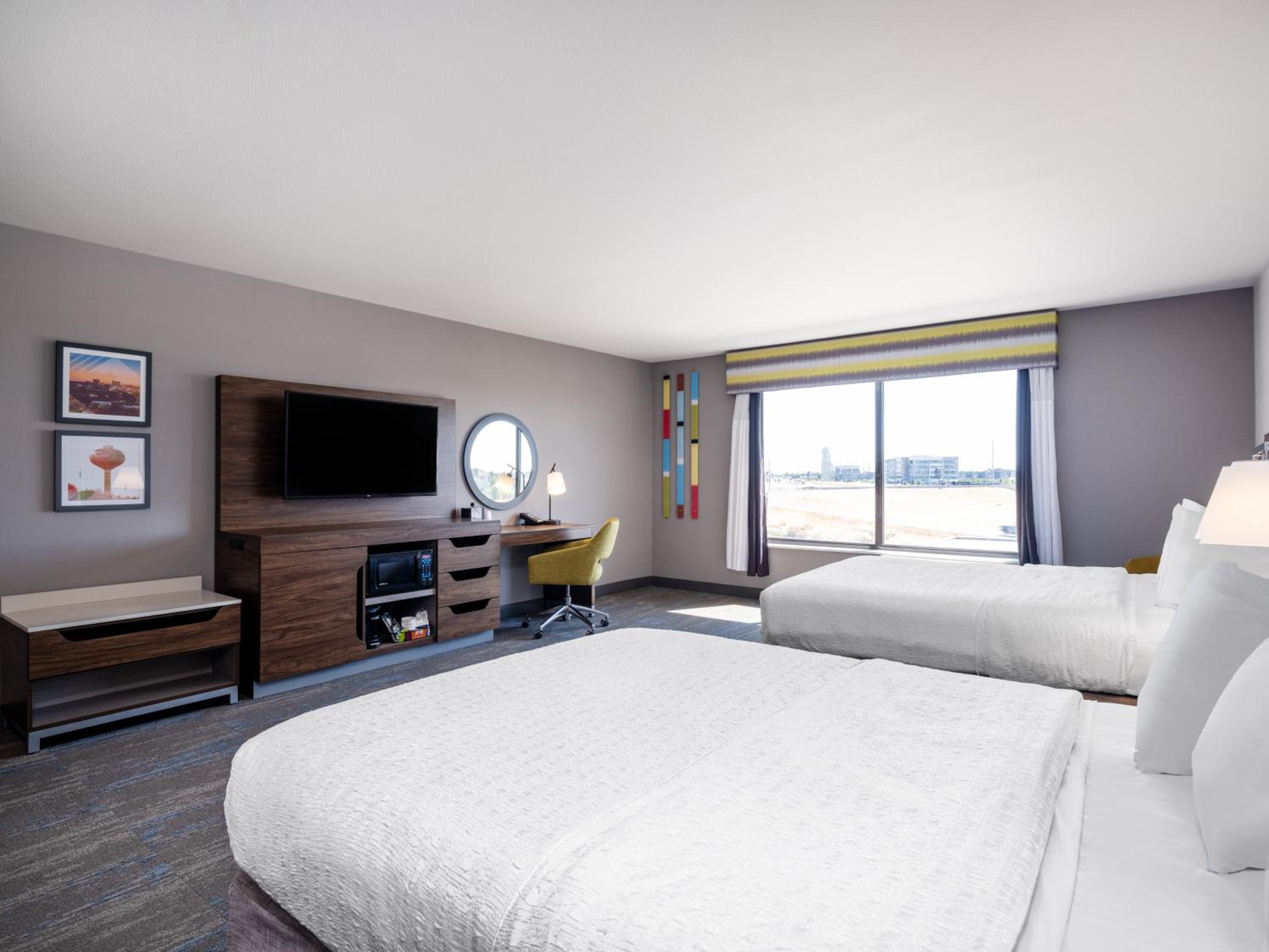 Room with Two Queen Beds - Non-Smoking - Photo 2