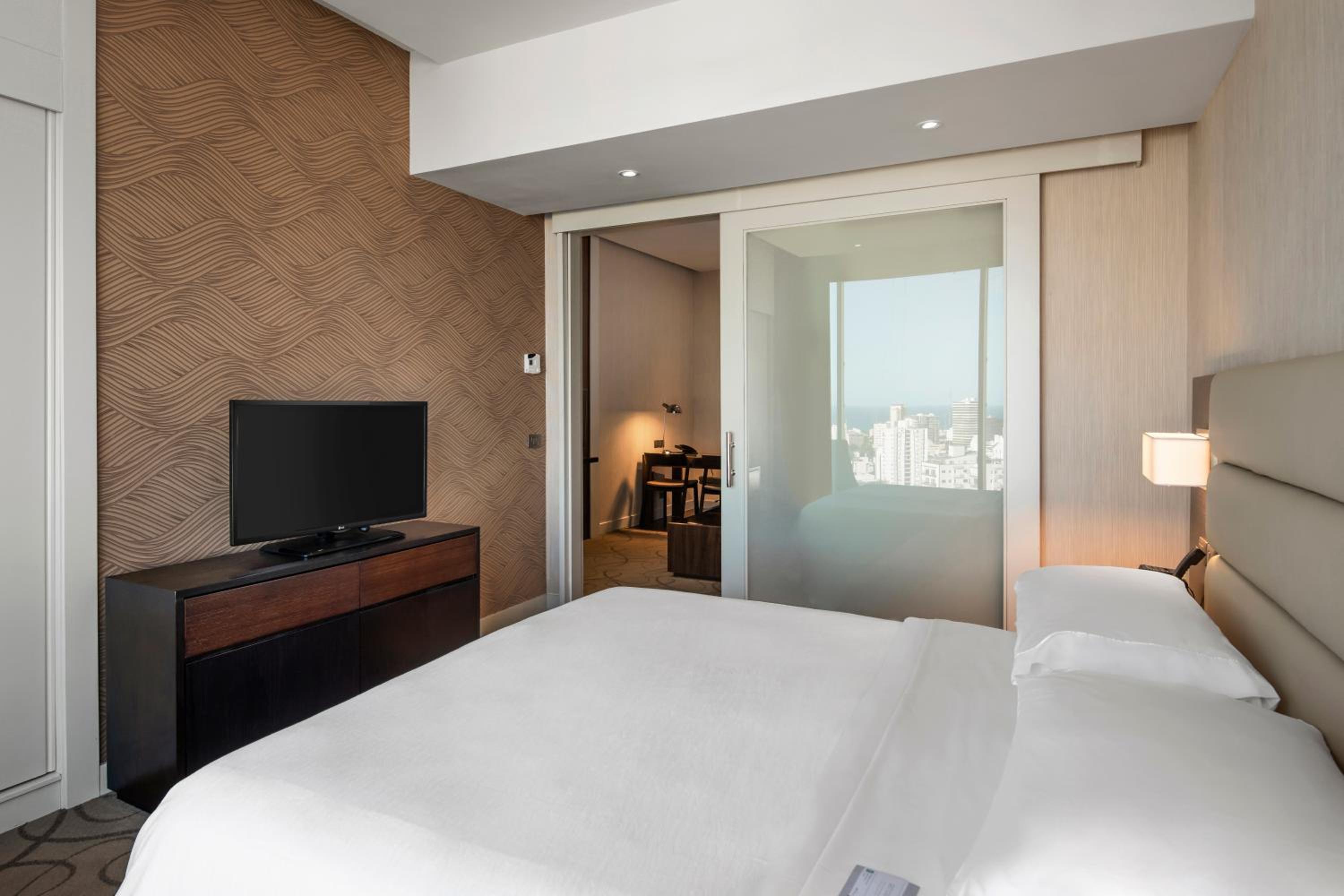 One-Bedroom Suite with City Views thumbnail 6